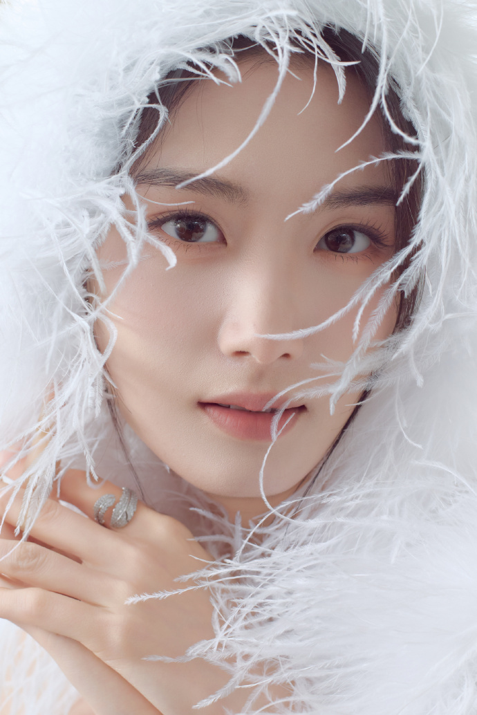 卢昱晓白裙造型氛围感拉满 这才是少女该有的样子，温柔清新氛围感拉满 