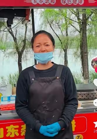说起夏明月，可有人知其为谁？
“单身妈妈被霸凌”，“管理方为其固定摊位，免租金”