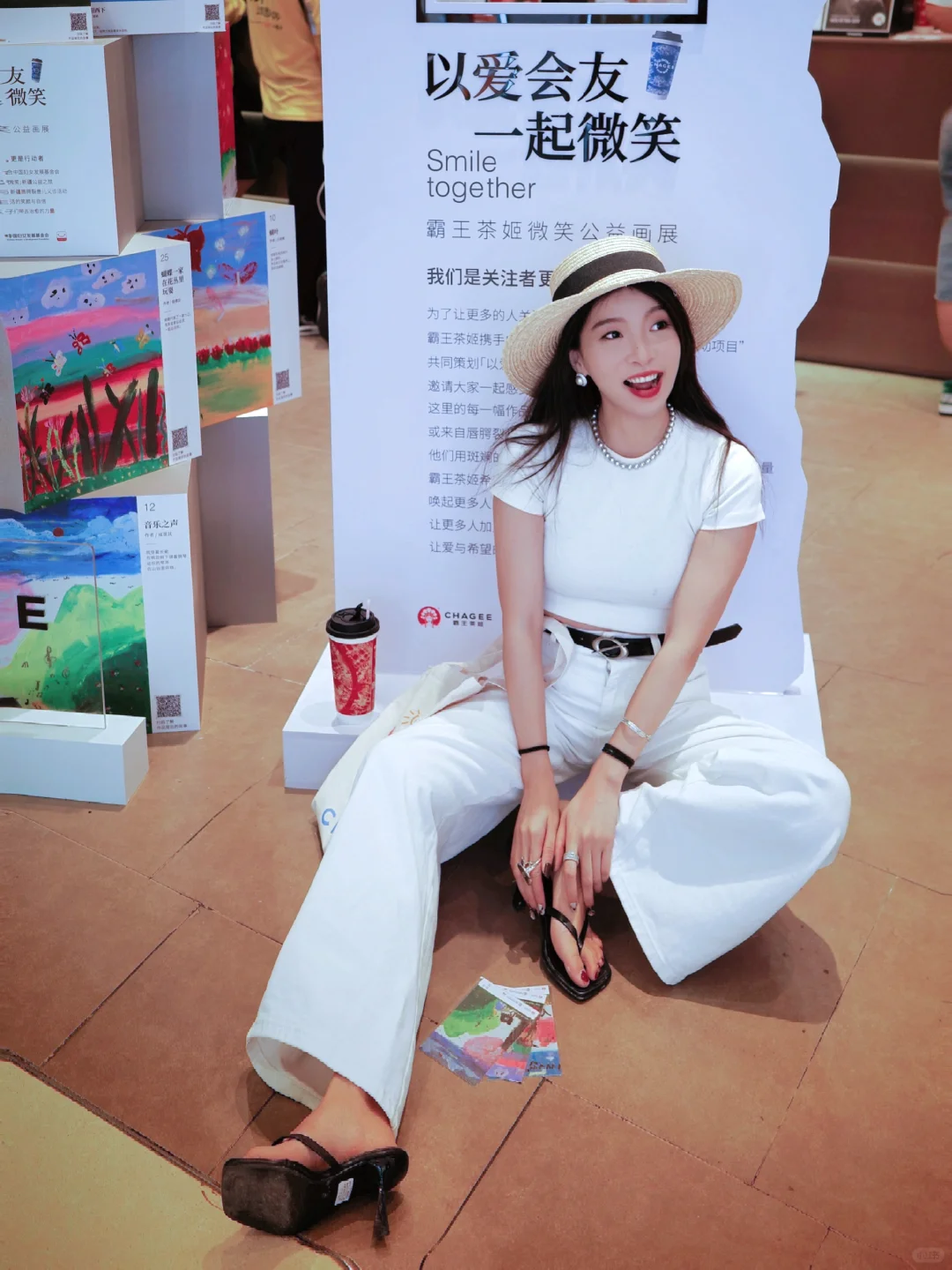 “她什么都不在乎，爱笑的她明媚又自由”