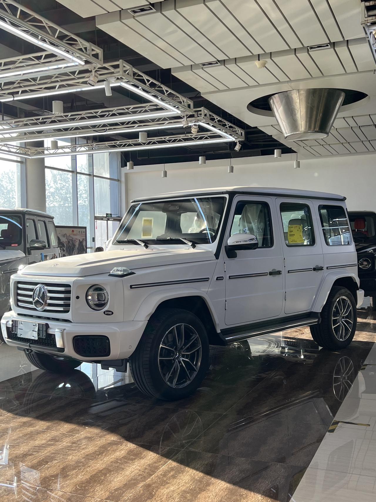 低调奢华有内涵，磨砂白色漆面低调沉稳且奢华，白色内饰更是彰显高级上档次