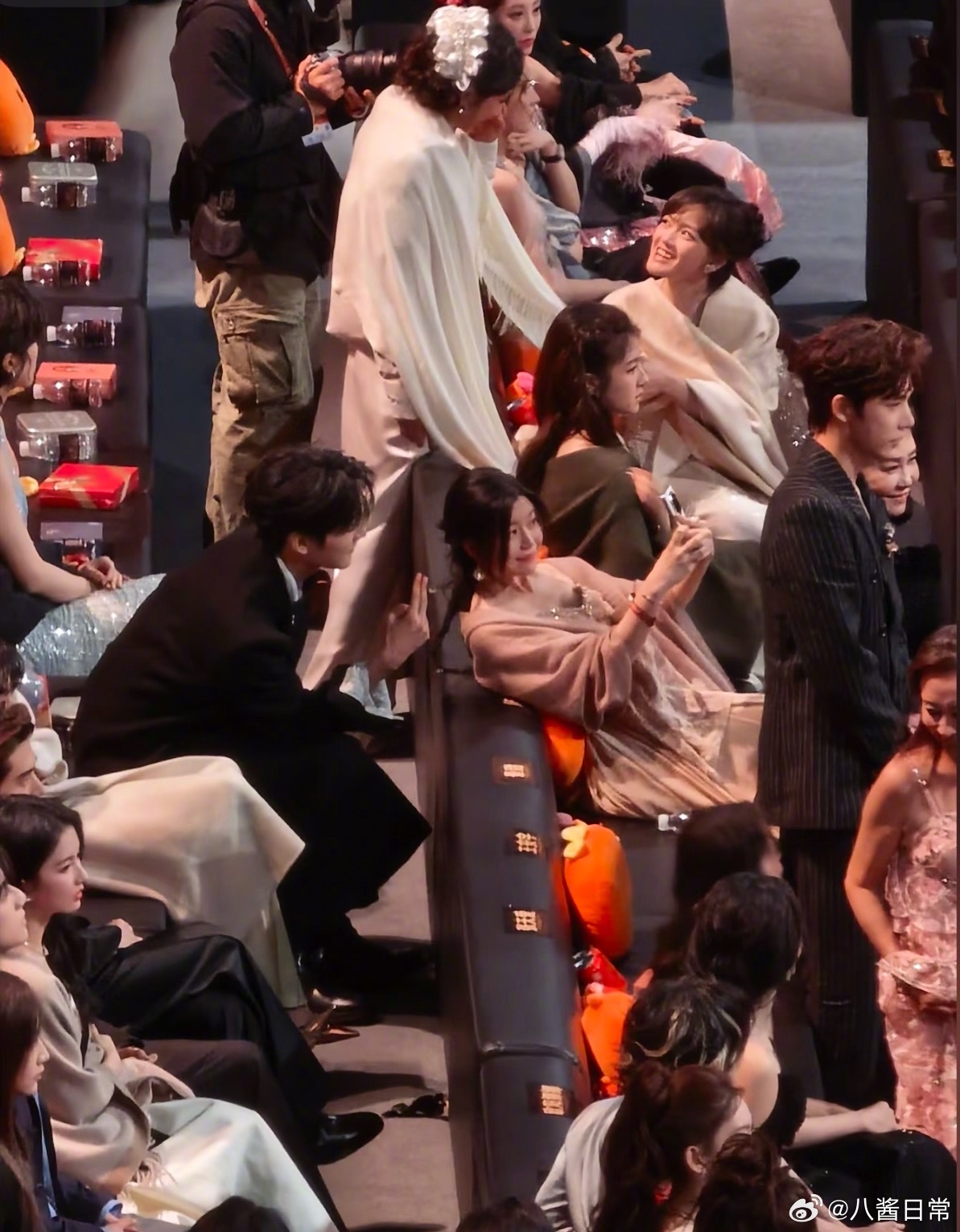 微博之夜内场陈妍希、周柯宇自拍合照陈妍希周柯宇牵手