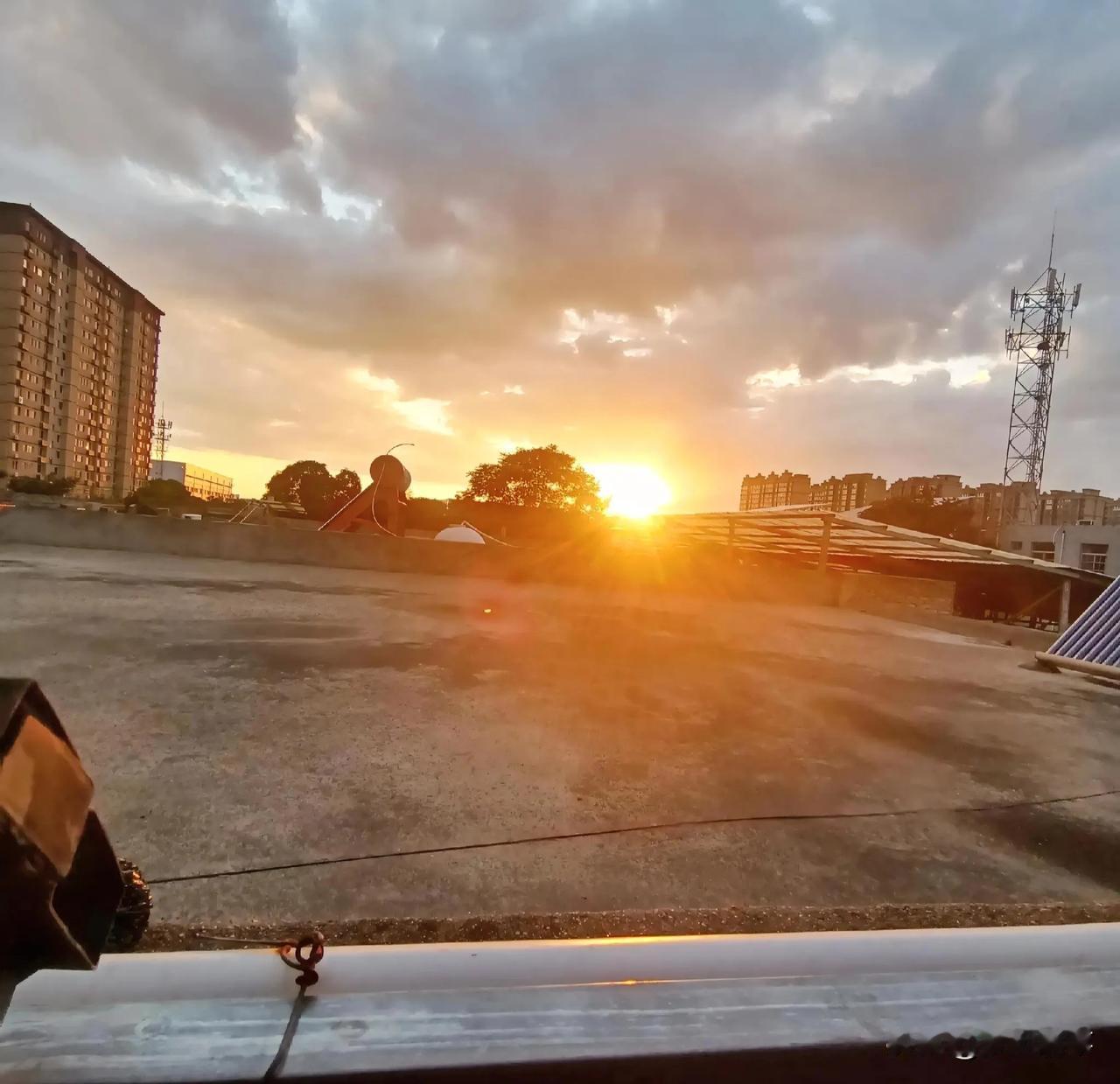 #分享一张夕阳余晖照片# 夕阳西下，余晖洒满大地，构成了一幅美丽的花卷。#随手拍