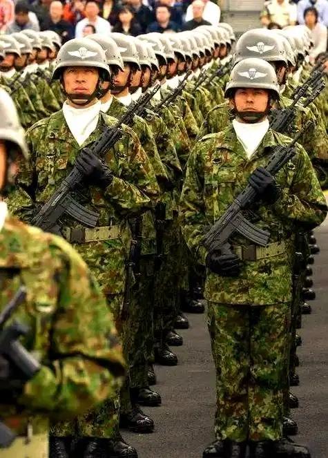 借着“防卫”的名义，疯狂给自己发枪！日本刚出炉的防卫白皮书，把碰瓷中国玩到极致。