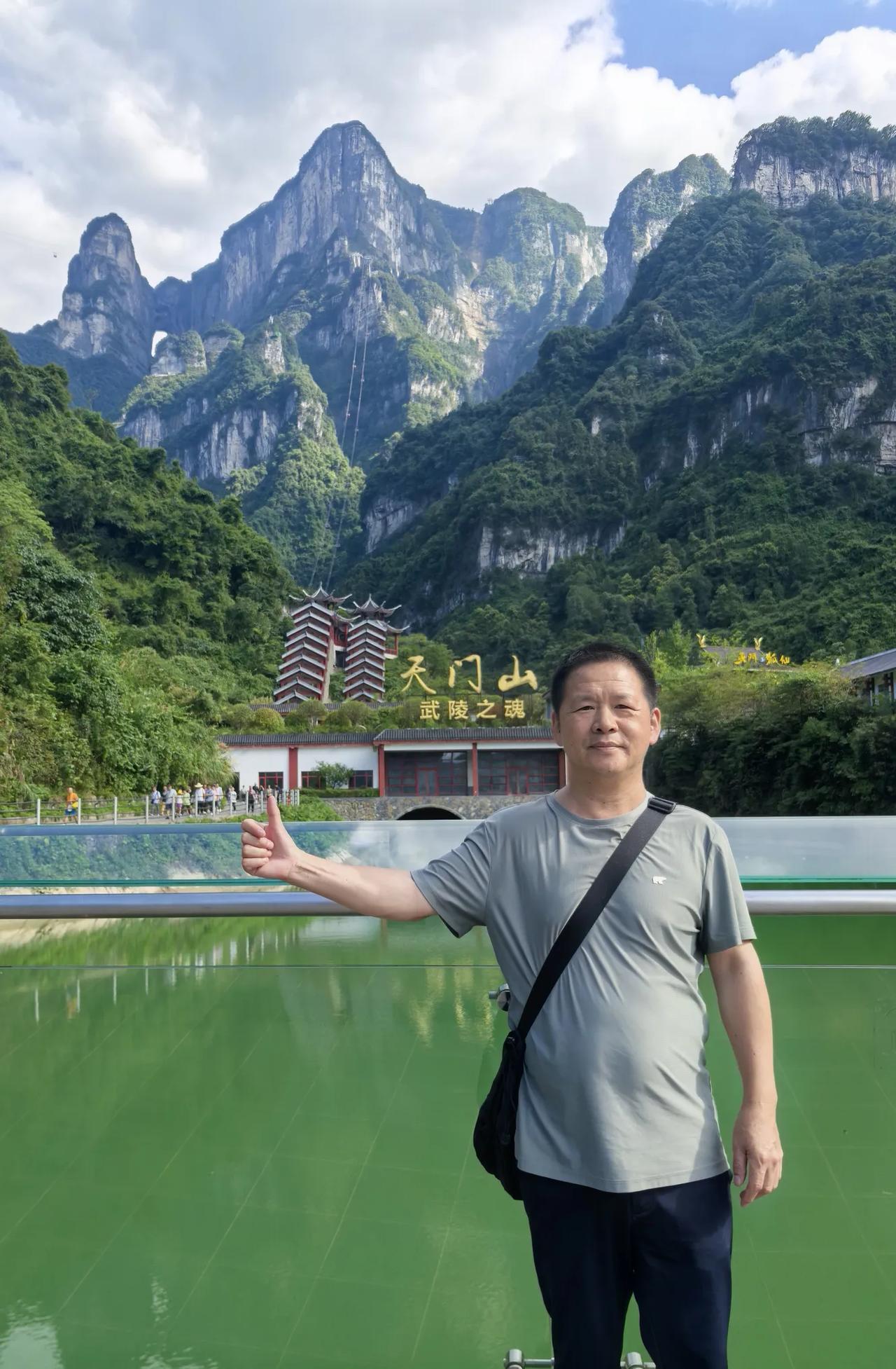 天门山，别说爬山了，索道和扶梯的排队就让你怀疑人生。