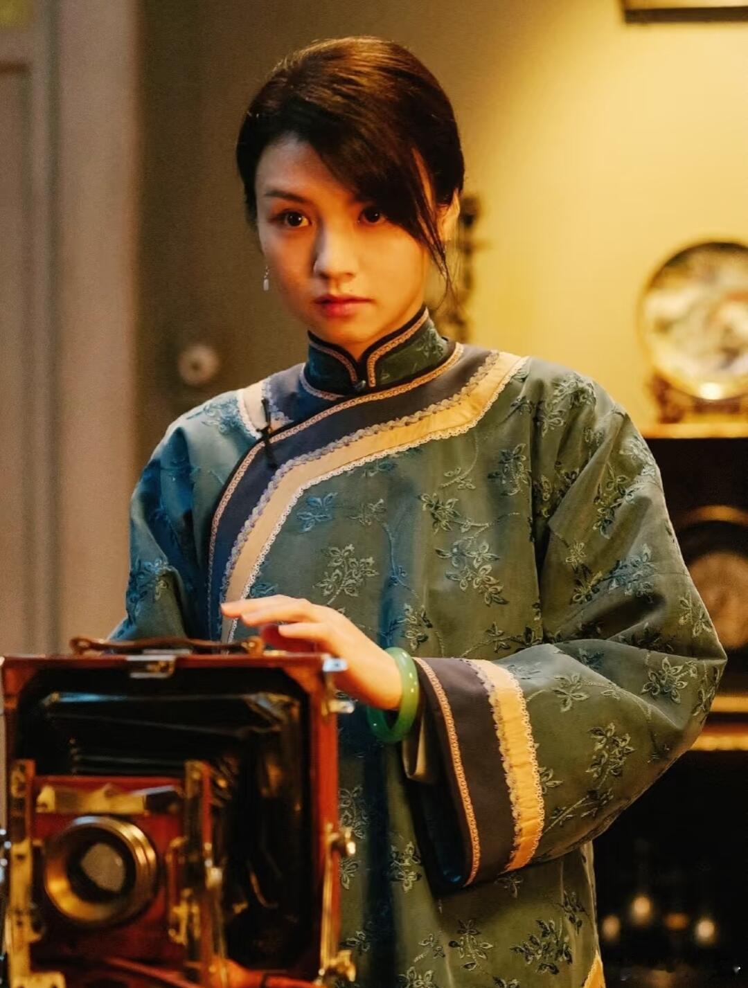 近来追《人生若只如初见》，深深着迷于春夏饰演的菽红。剧中，菽红与吴天白的家被炸，