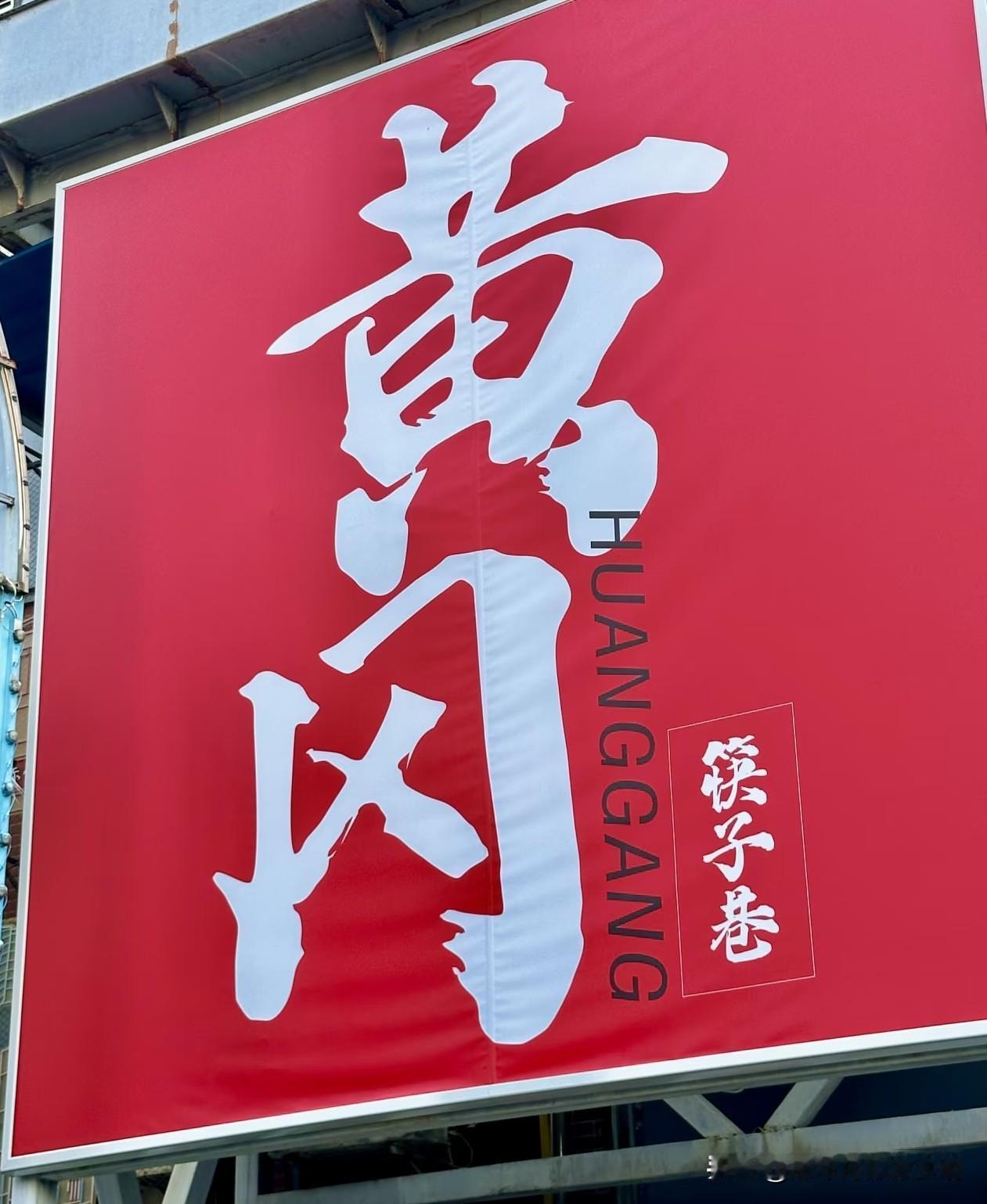 近日，湖北一位26岁的县直女公务员很是纠结。

她与同是体制内的男友订婚后，发现