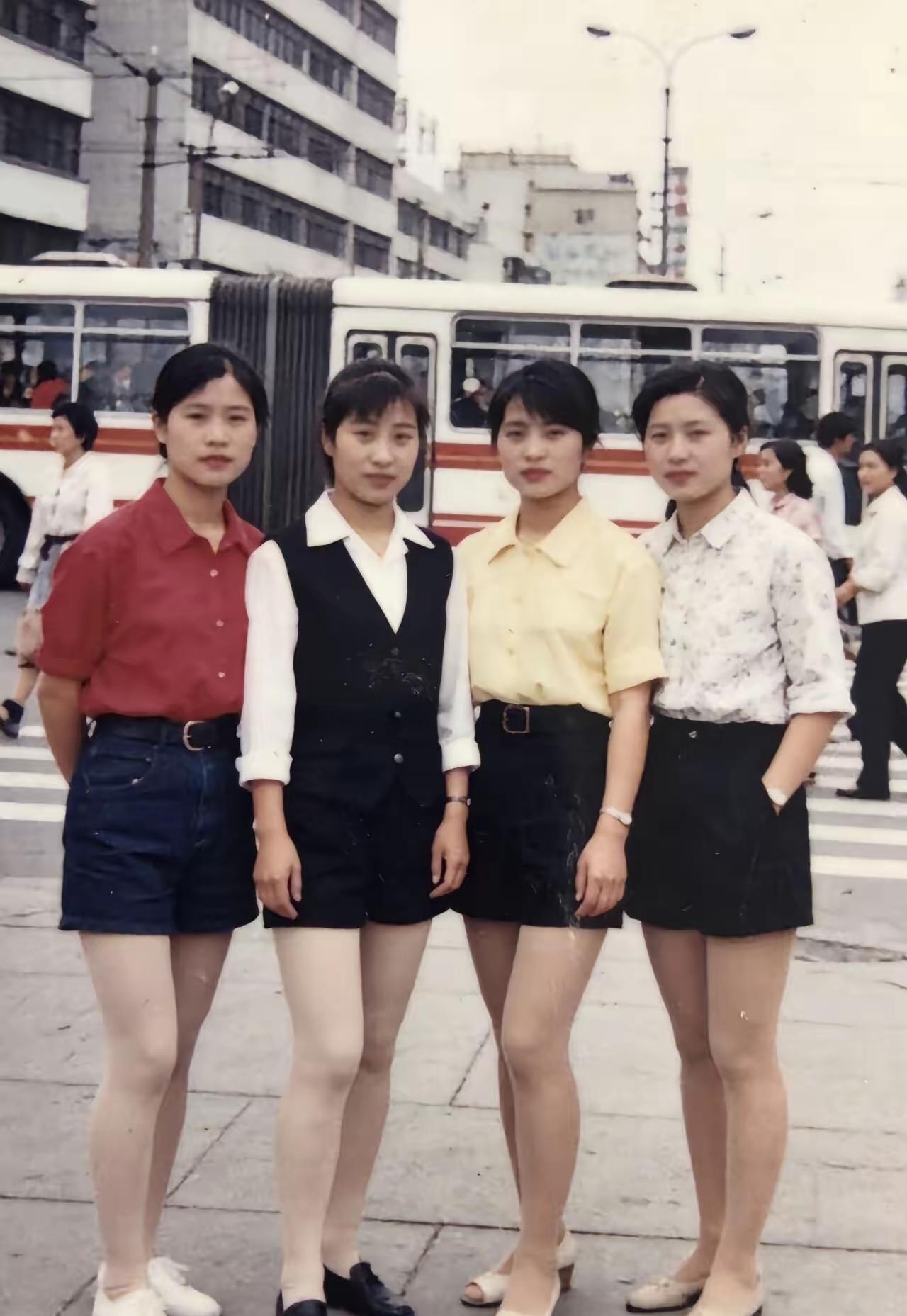四个姐妹在街头合影，这应该是90年代的吧！