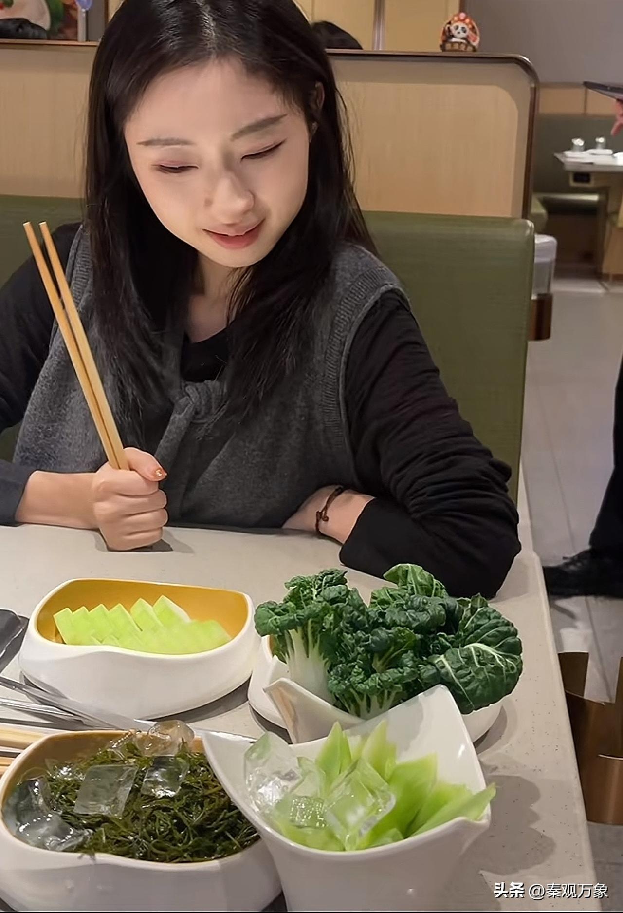 闺蜜今天非要请我和男友吃饭，但她点的这一桌菜，感觉怪怪的，她是想要暗示我什么吗？