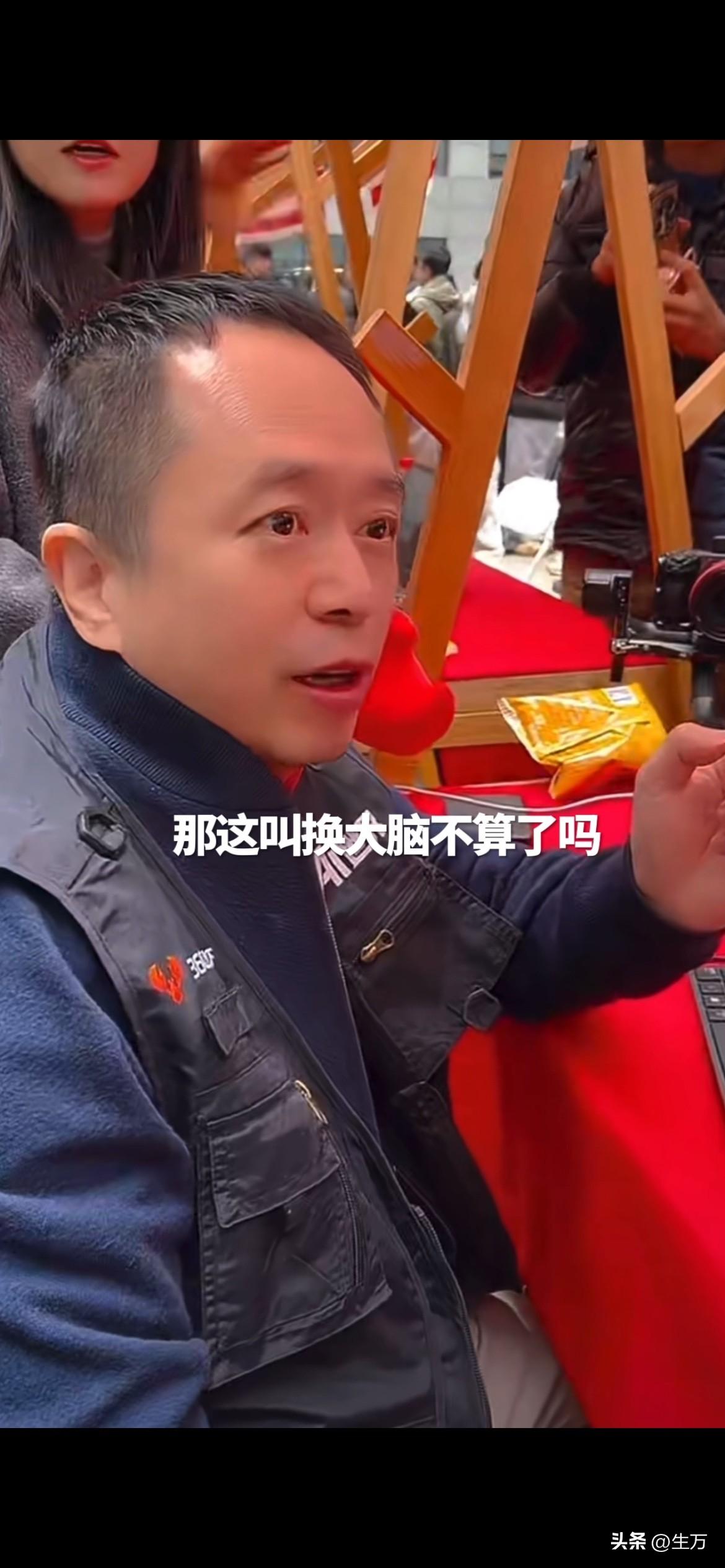 周鸿祎给用户安装360龙虾🦞

今天，周鸿祎穿着360龙虾🦞的马甲，来到线下