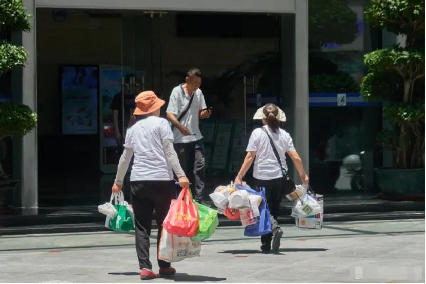 最近看到条新闻，让我大为震撼。深圳大妈帮骑手“送外卖”，一单只赚2元，却能月入过