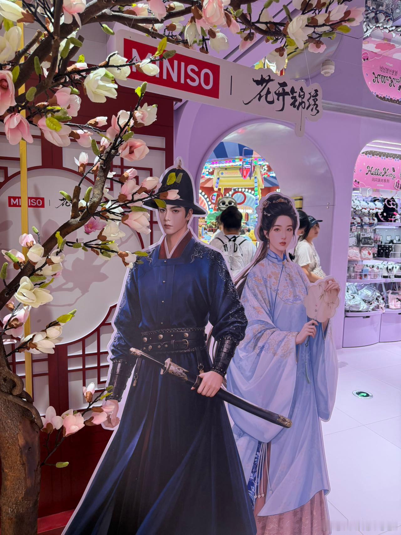 明朝的浪漫在杭州具象化了名创优品 花开锦绣主题店双城联动开启，古色古香的店内布置