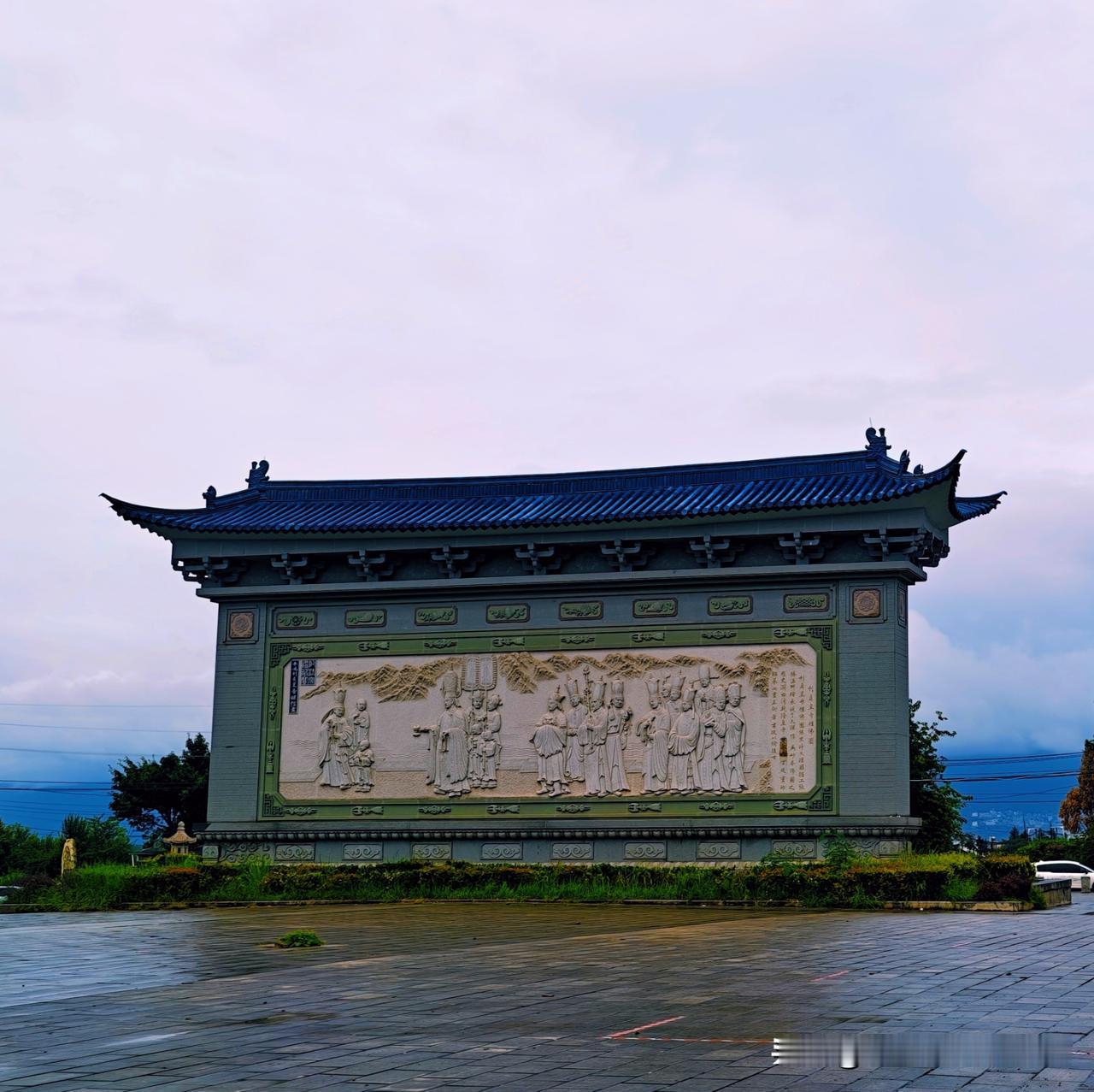 这座牌坊看起来古色古香。
上周去棠湖公园逛，刚踏入园区视线直接被林间立着的牌坊勾