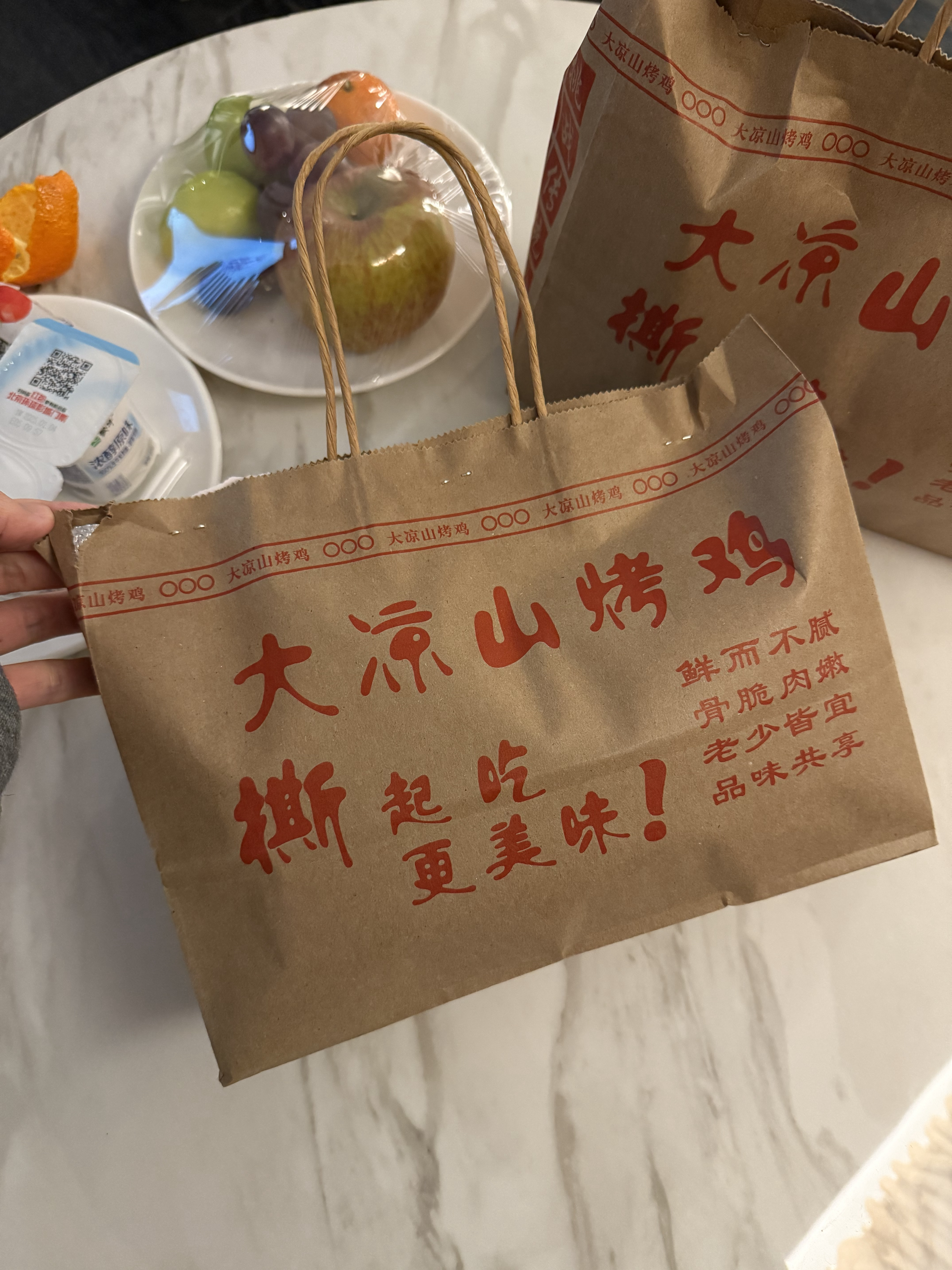 天台精酿转型日记  大凉山烧鸡实测，45块一只还挺大的，我点的荔枝木烤的，根本吃