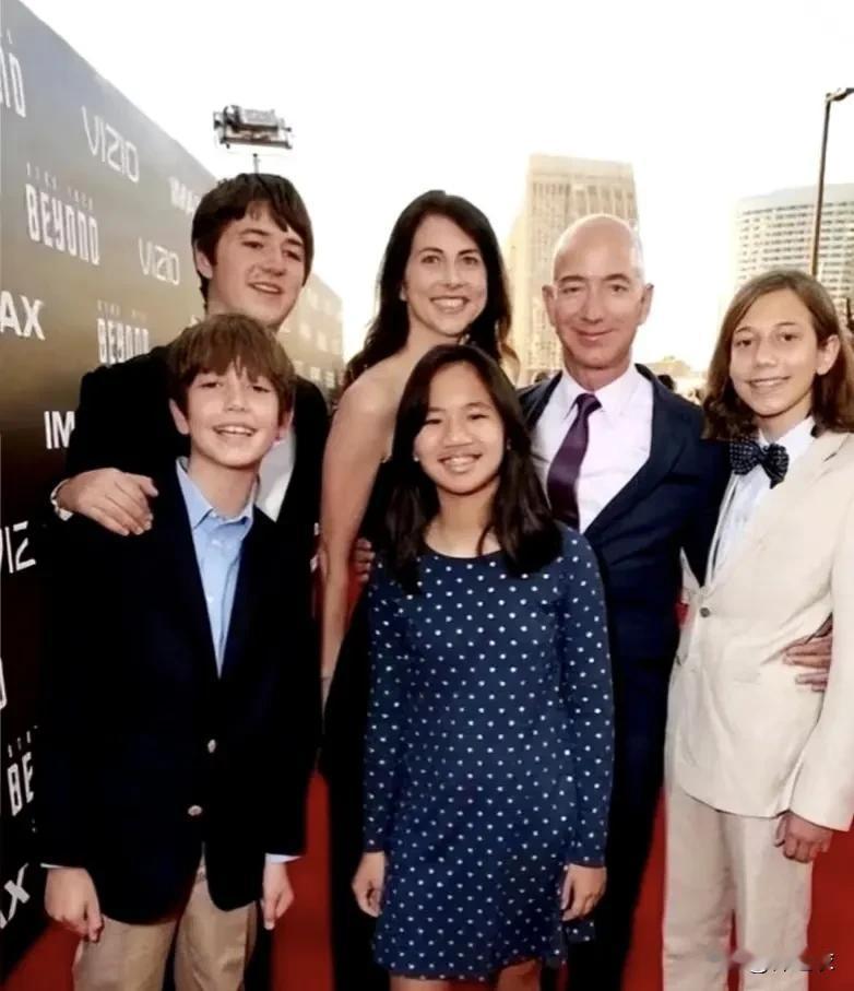 贝佐斯找另一半的注重点是在于“适合，契合”，所以他现任长得不美，前妻长得也不美。