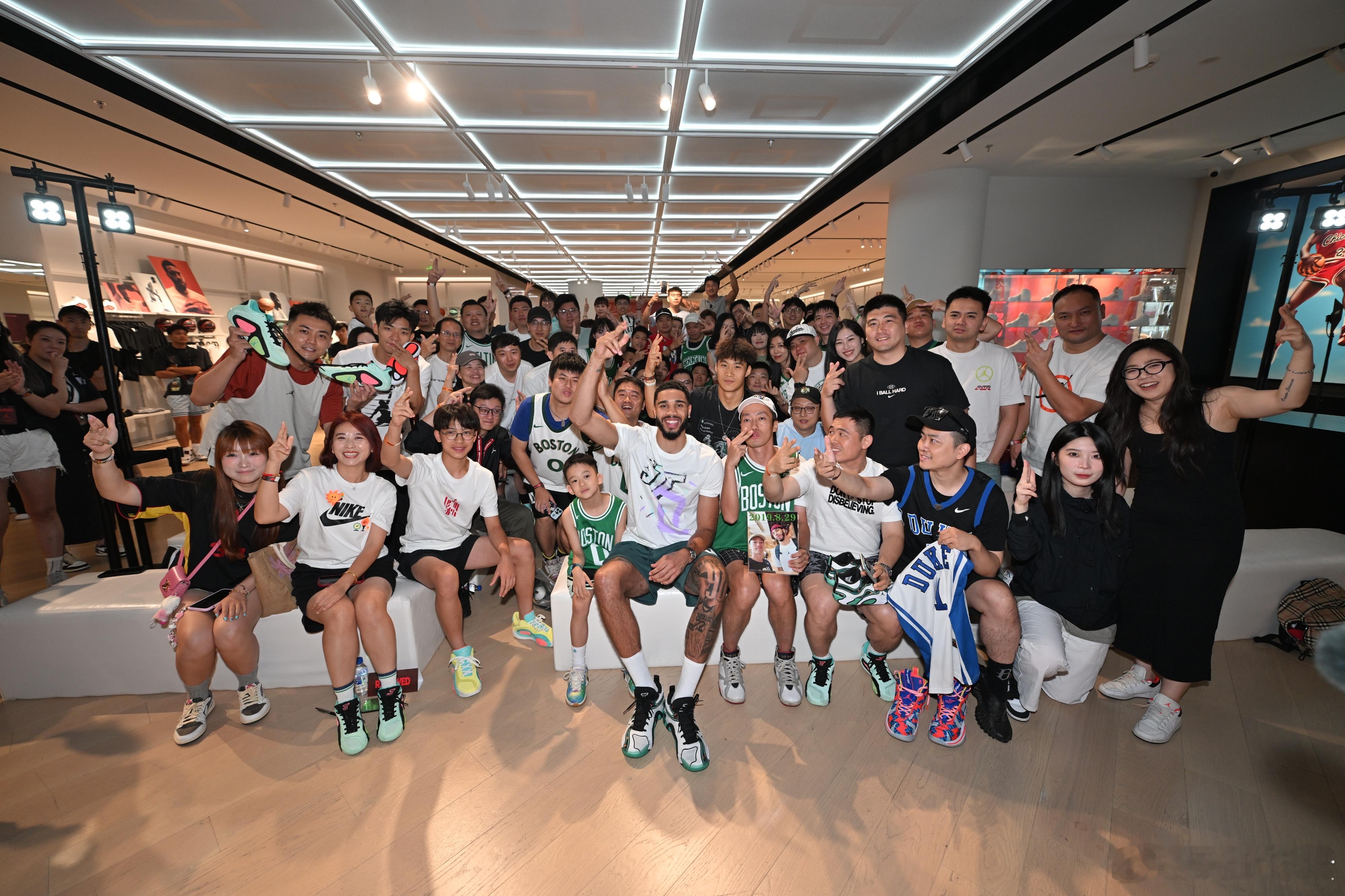 #塔图姆宠粉第一名# NBA球星的中国之行真的让人期待！他们不仅在球场上表现优异