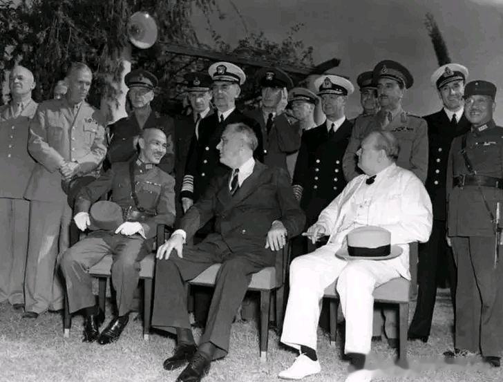 1943年12月，开罗会议中，美国总统罗斯福两次提出将琉球群岛和越南还给中国。
