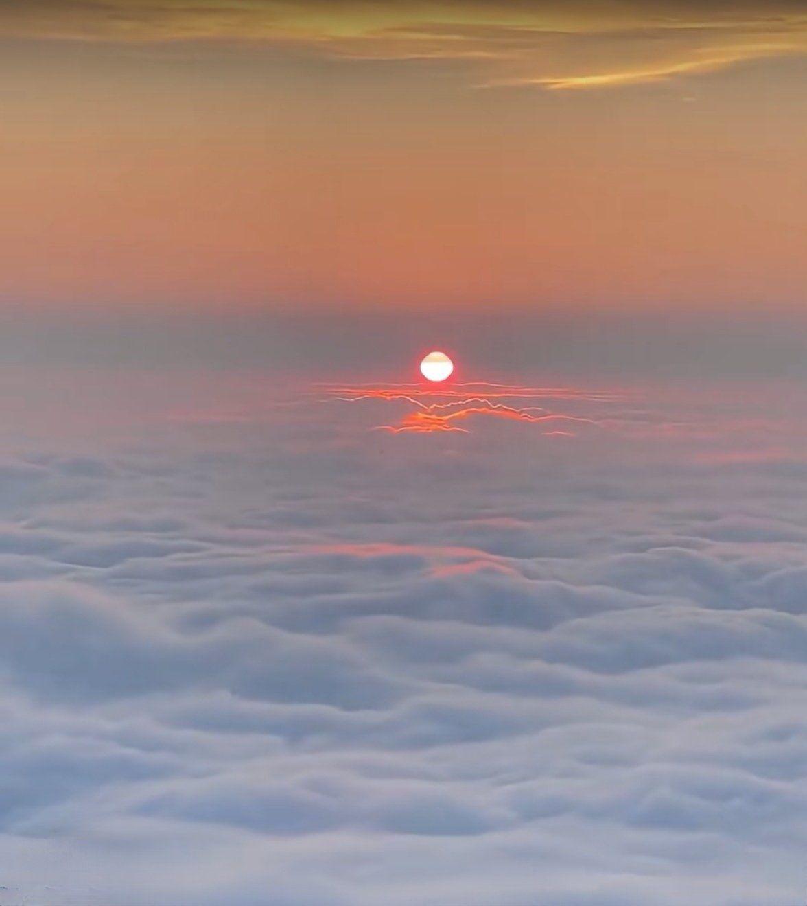 下联：赤子天涯望彩云。