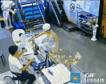 女士误入男更衣室，自己捂着嘴出来了。
    那么，问题来了。
    第一，对