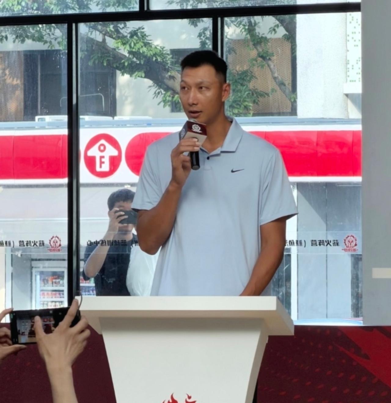 广东男篮休赛期3消息：易建联现身东莞，胡明轩逛街被偶遇，徐杰离队。

目前广东男