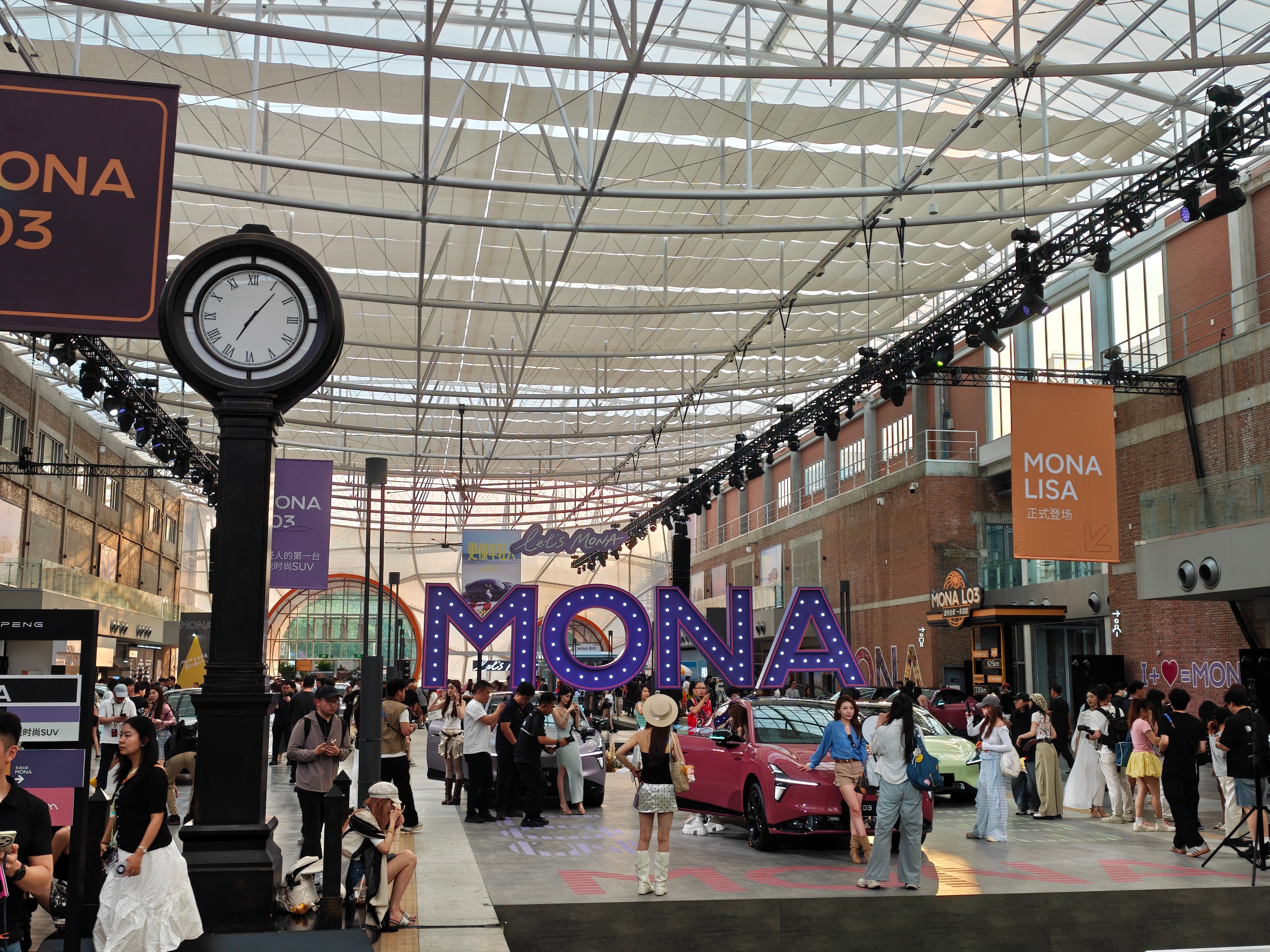 到小鹏MONA L03发布会现场了，现场布置的确实很潮啊，这个乌梅子酱实车比海报