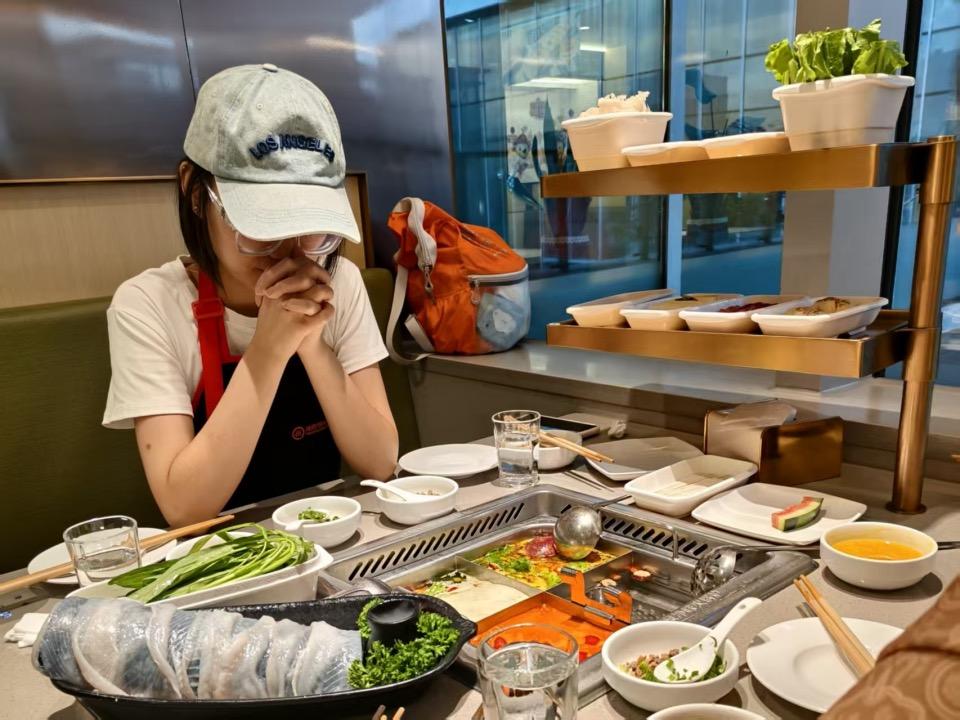 【吃鱼讨彩头，海底捞夏季新品财鱼片单周售出超20万份】近期，以“鱼跃龙门” “生