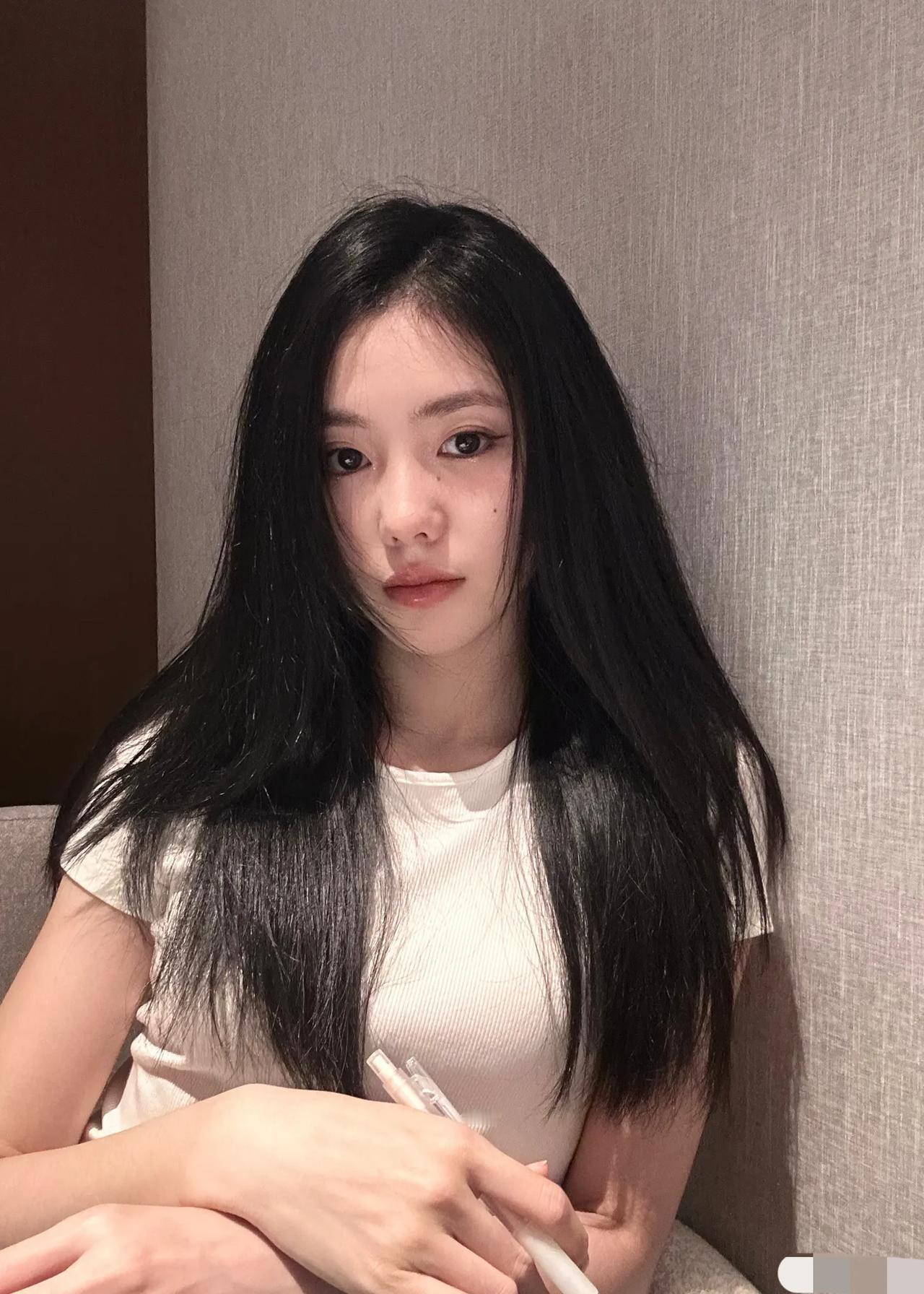 刘浩存的最新自拍照，不愧是谋子精选！
这小白花赛道，被刘浩存玩得明明白白的。
关