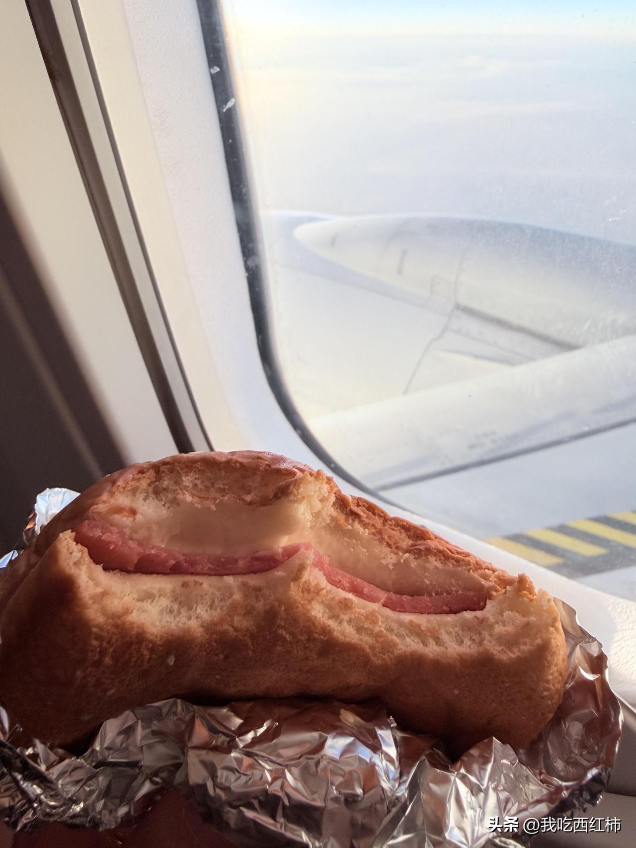 为什么飞机上不售卖卫生巾呢。
女性的基本需求应该被看见。
且不争论是否应该提供免