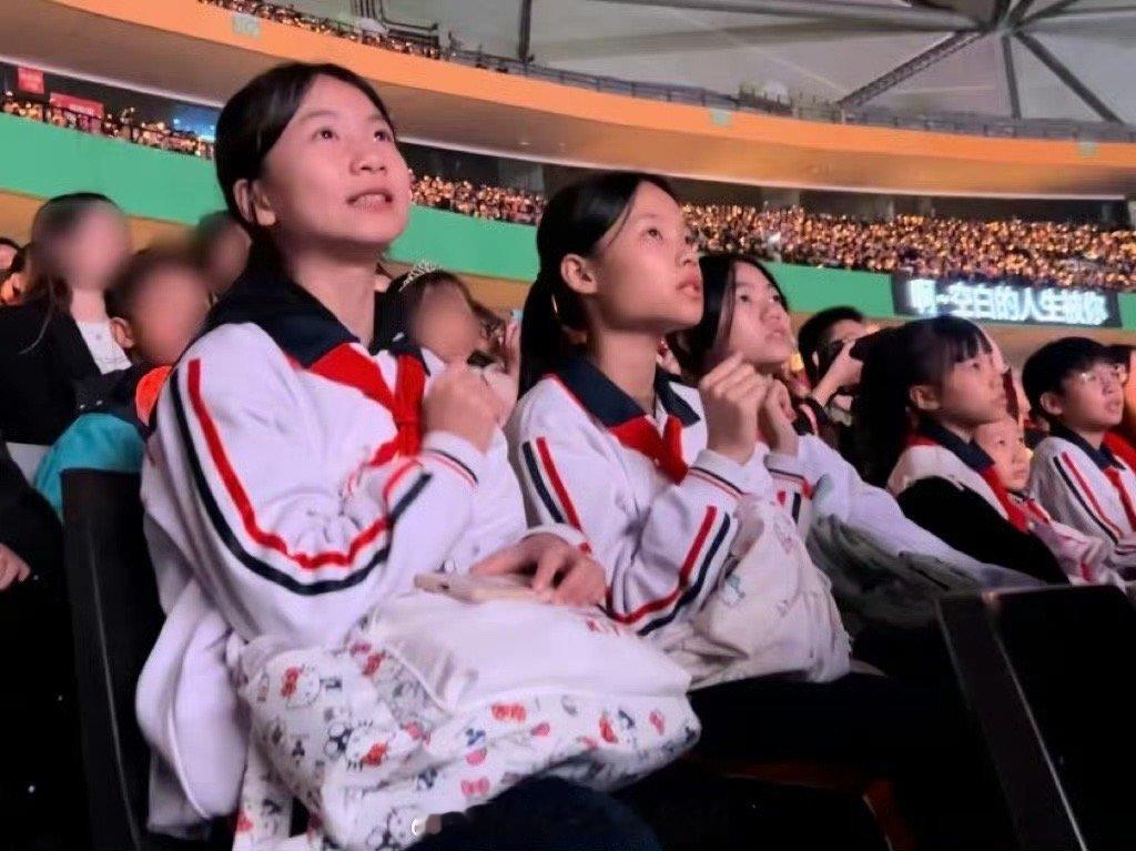 华晨宇捐赠乐器助力乡村学校组乐队 华晨宇慷慨捐赠乐器，助力乡村学校组建乐队，点亮