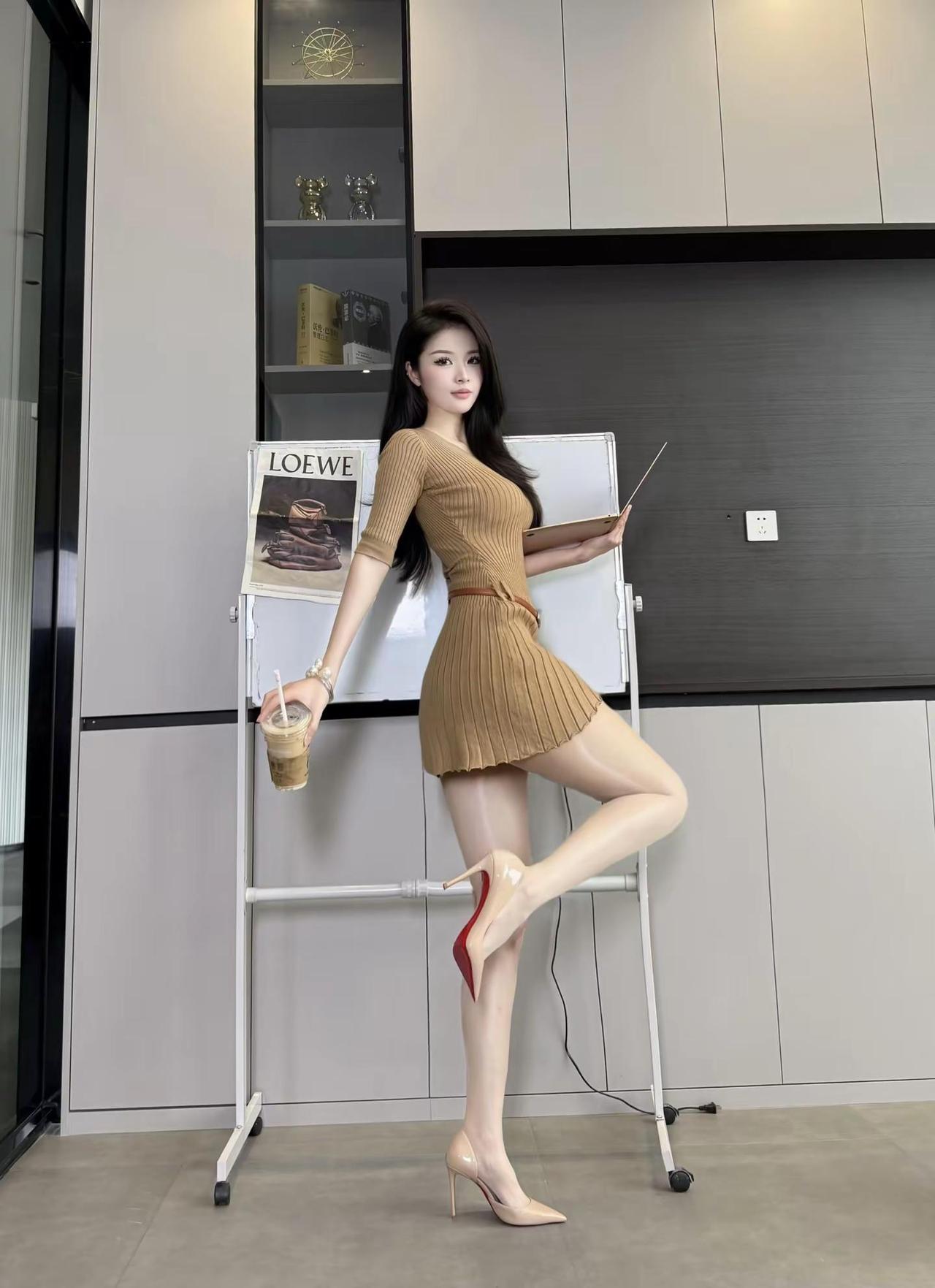 有的时候睁只眼闭一只眼就当wink了。辣妹穿搭