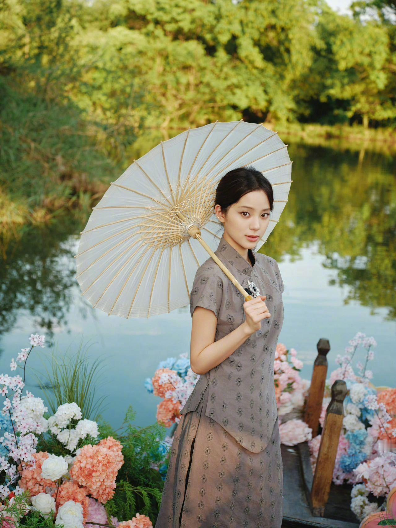 欧阳娜娜江南游船大片欧阳娜娜赴宴新中式穿搭 欧阳娜娜这组游船大片有点清冷感，江南