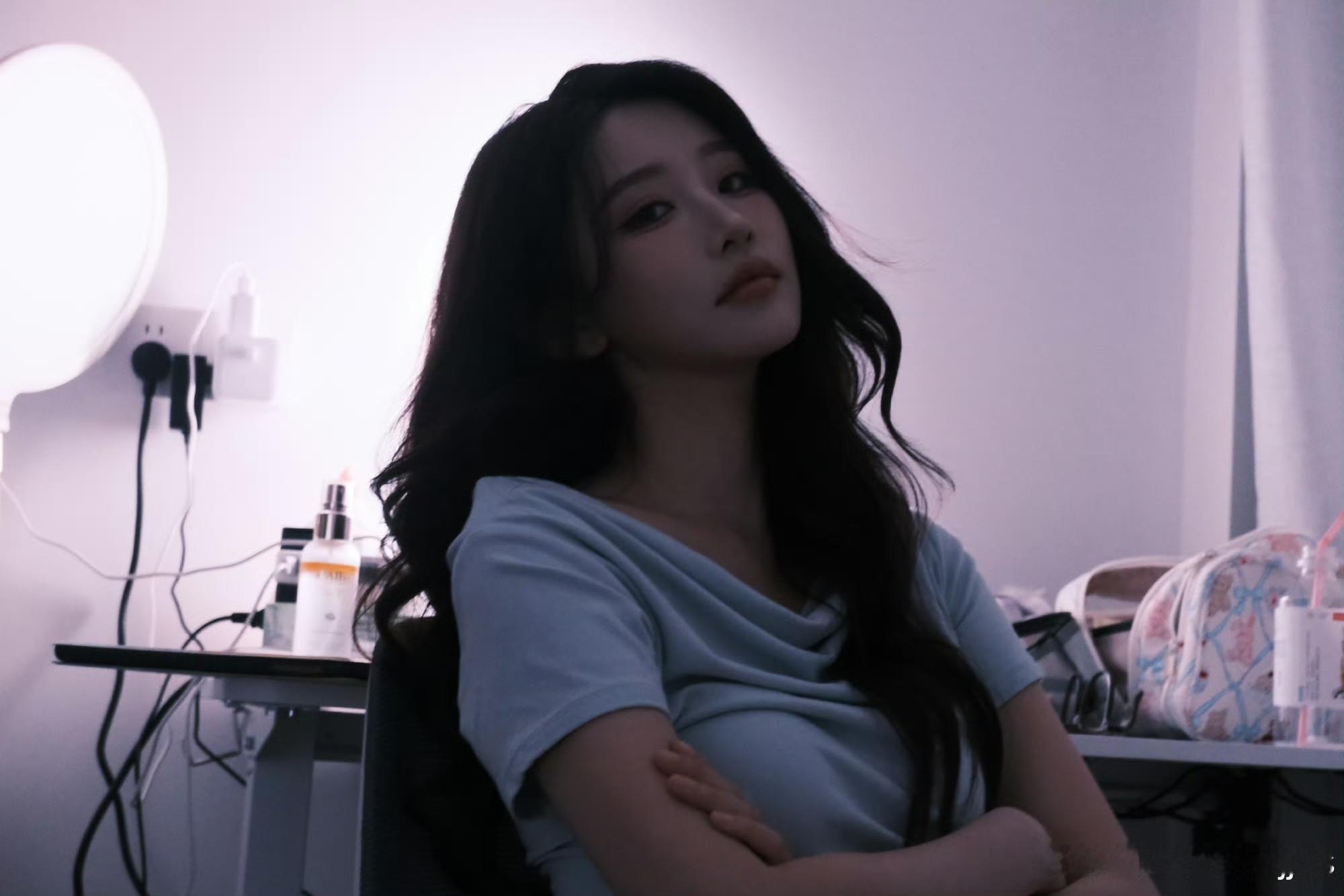 周诗雨｜今日营业照片，卷发港风大美女！净化眼睛，多营爱看[给你小心心] ​​​