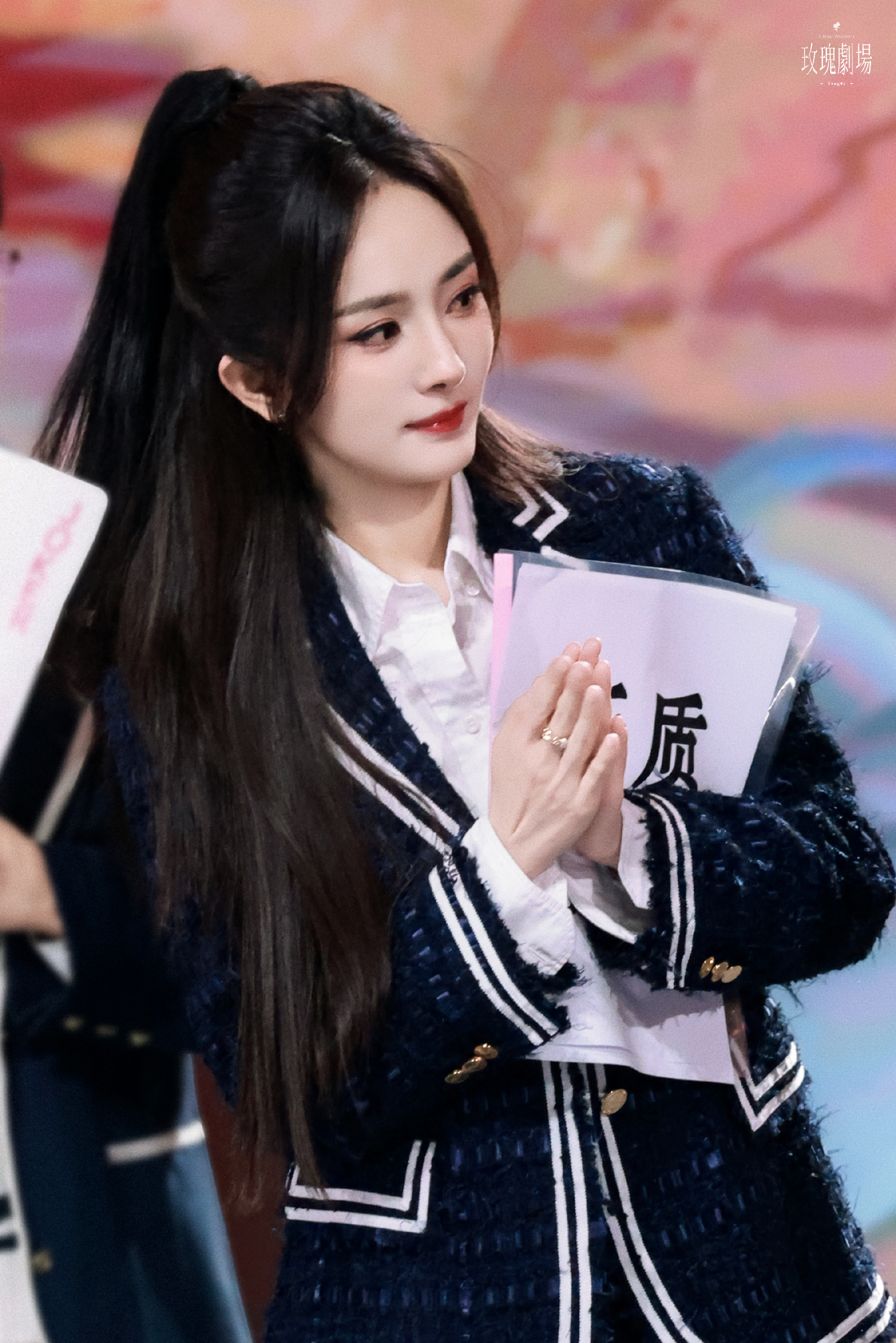 杨幂校花学姐杨幂因一套百褶裙配双马尾的造型被网友刷上热搜，评论区高频词是“冻龄”