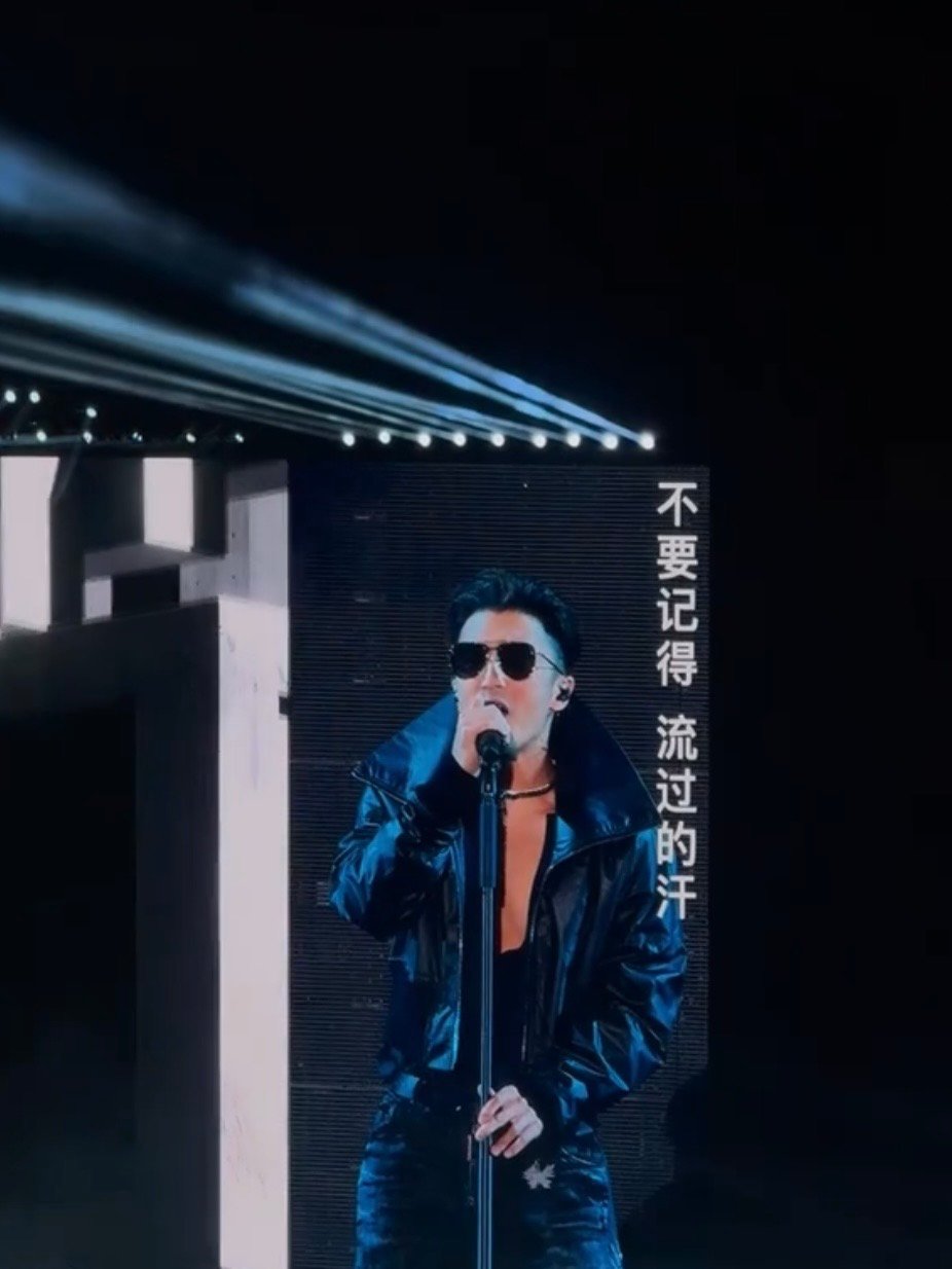 谢霆锋穿深V啥意思谢霆锋又露胸肌了 ber谢霆锋你穿v啥意思啊怎么又露胸肌了？ 