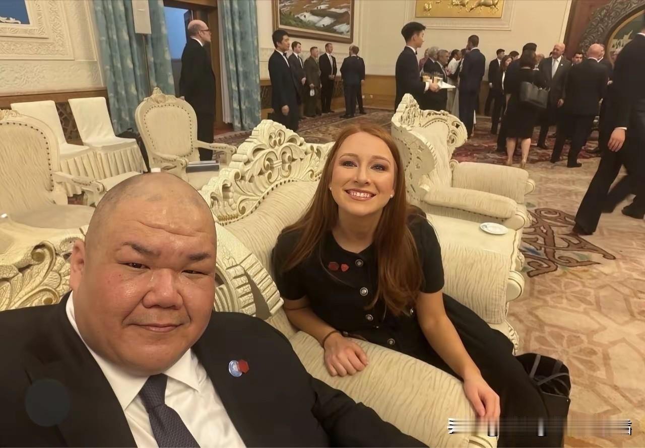 张振熙是个小眼睛的男人，他找的对象应该会挺漂亮。

因为，我发现周围眼睛小的朋友