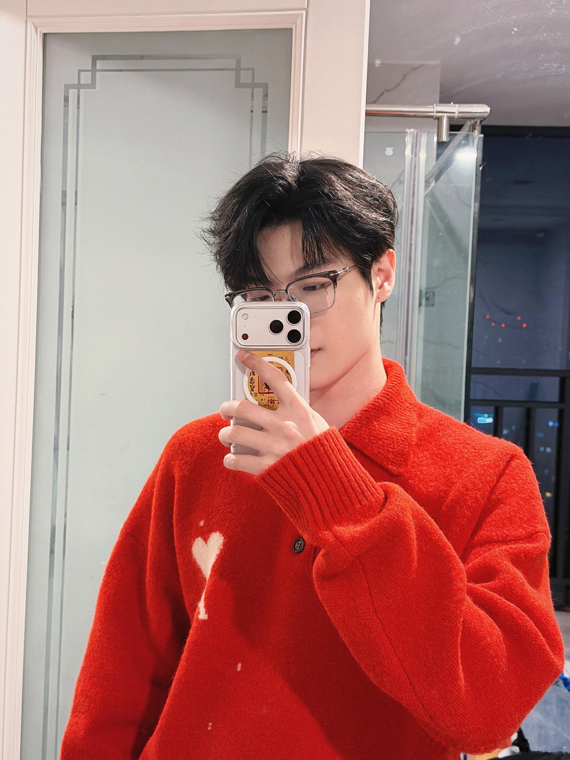 33除夕限定红毛衣 红红火火过大年，33身着红毛衣送祝福，愿Oo3马年赛场所向披