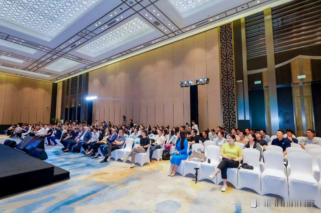 离车时，贵重物品、日常用品、活物忘在后座怎么办？端侧AI开始在汽车里验证价值，物