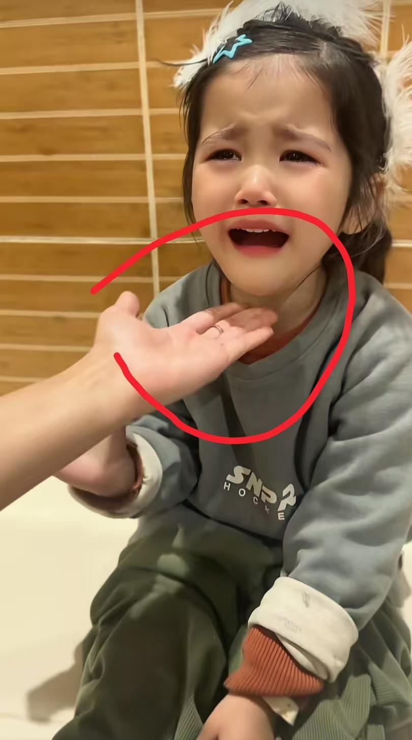 看到顺子带儿子回国上学，我忍了
看到老婆不肯跟着回来，我也忍了
可是看到小姑娘哭