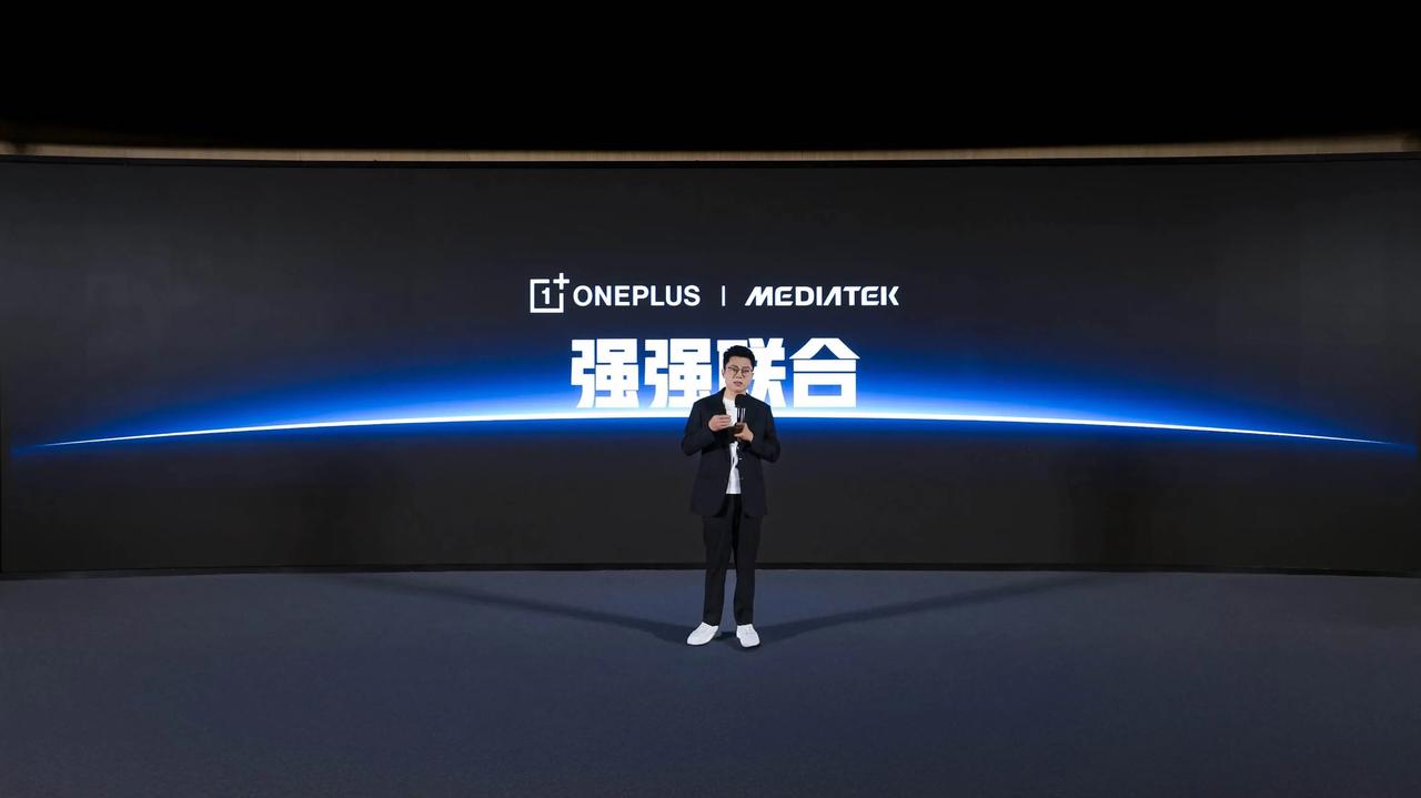 一加一直是手机性能赛道的引领者，自研的 「风驰游戏内核」加持，好评度真的非常高，