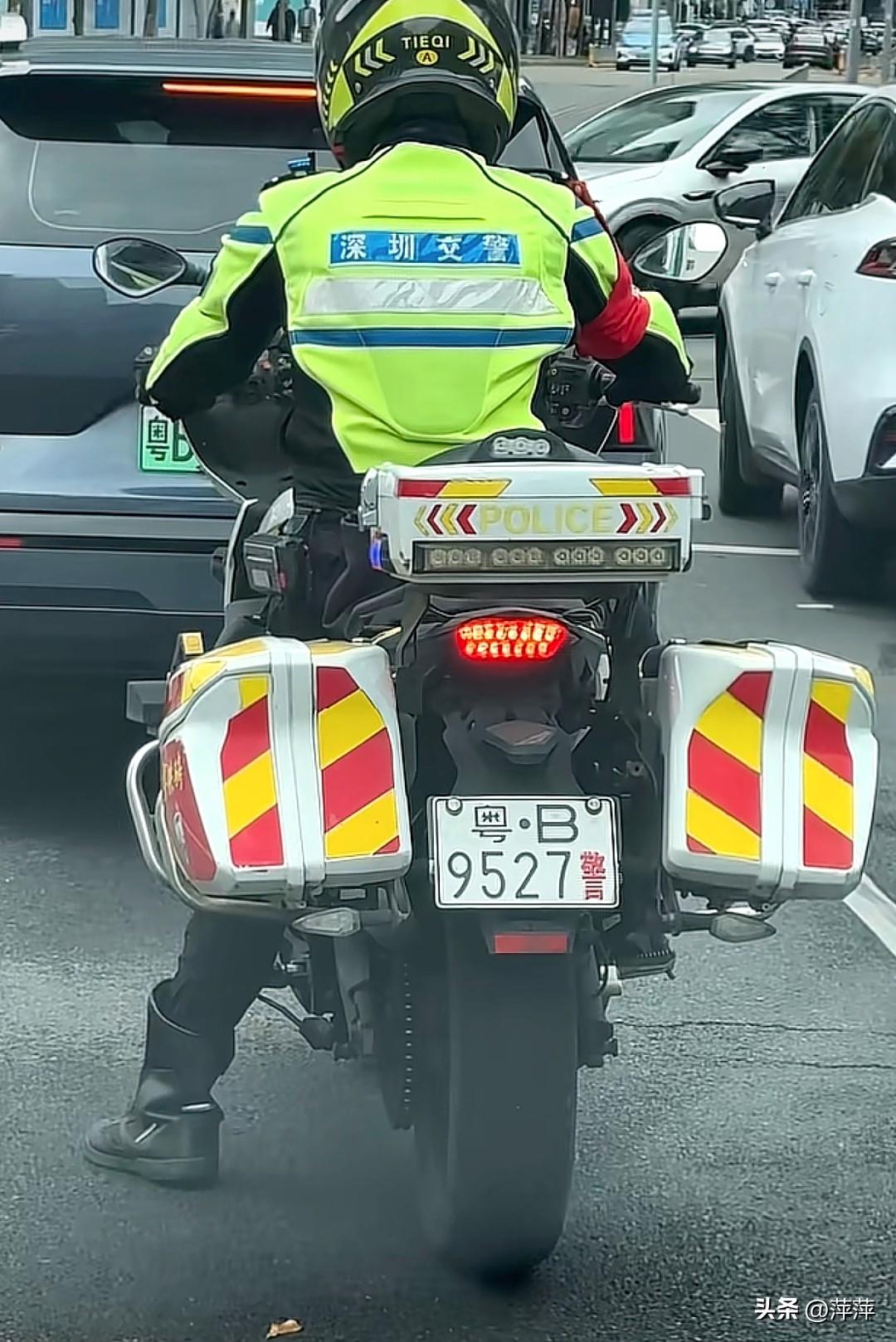 被他的车牌吸引了，很喜欢车牌上的数字。