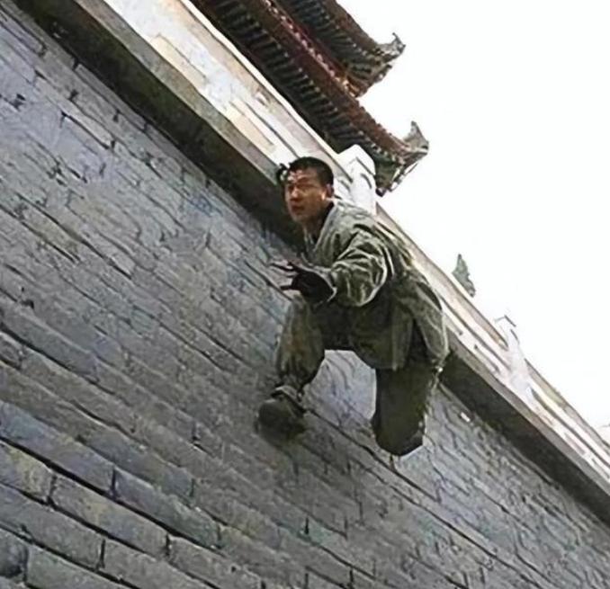 1943年，飞贼尤鹞子盗走了日军108块金表，日军大怒，出动了800多人全城大搜