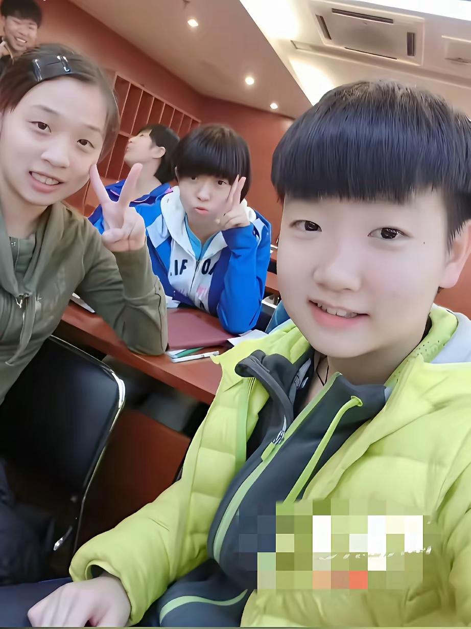 爷爷、奶奶告诉我一个秘密：
“俺家孙女儿在班里拿个第一名都不易，看人家莎莎，9岁