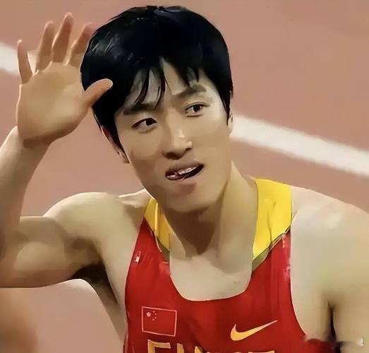 刘翔年保底收入1400万元刘翔年保底1400万：别人上班挣KPI，他上班领"怀旧