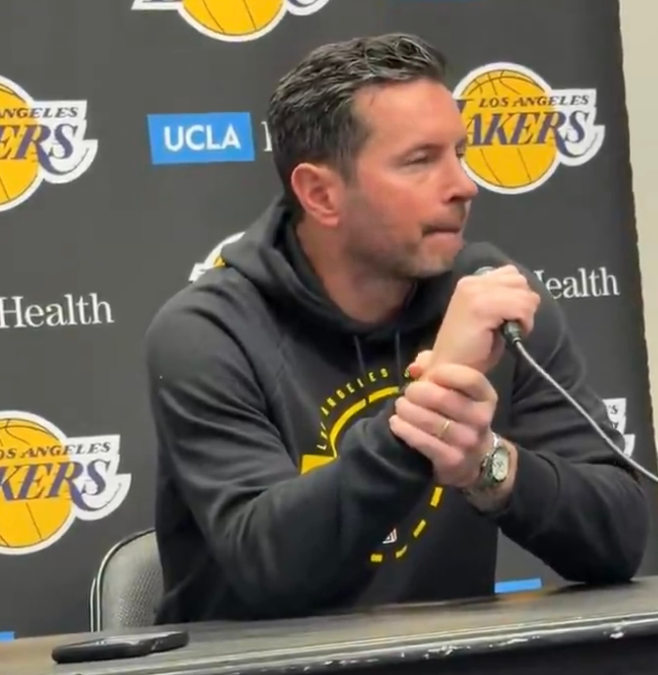 雷迪克谈东契奇与里夫斯的缺阵：“这两位球员都将努力回归赛场，我们的职责是延续这个