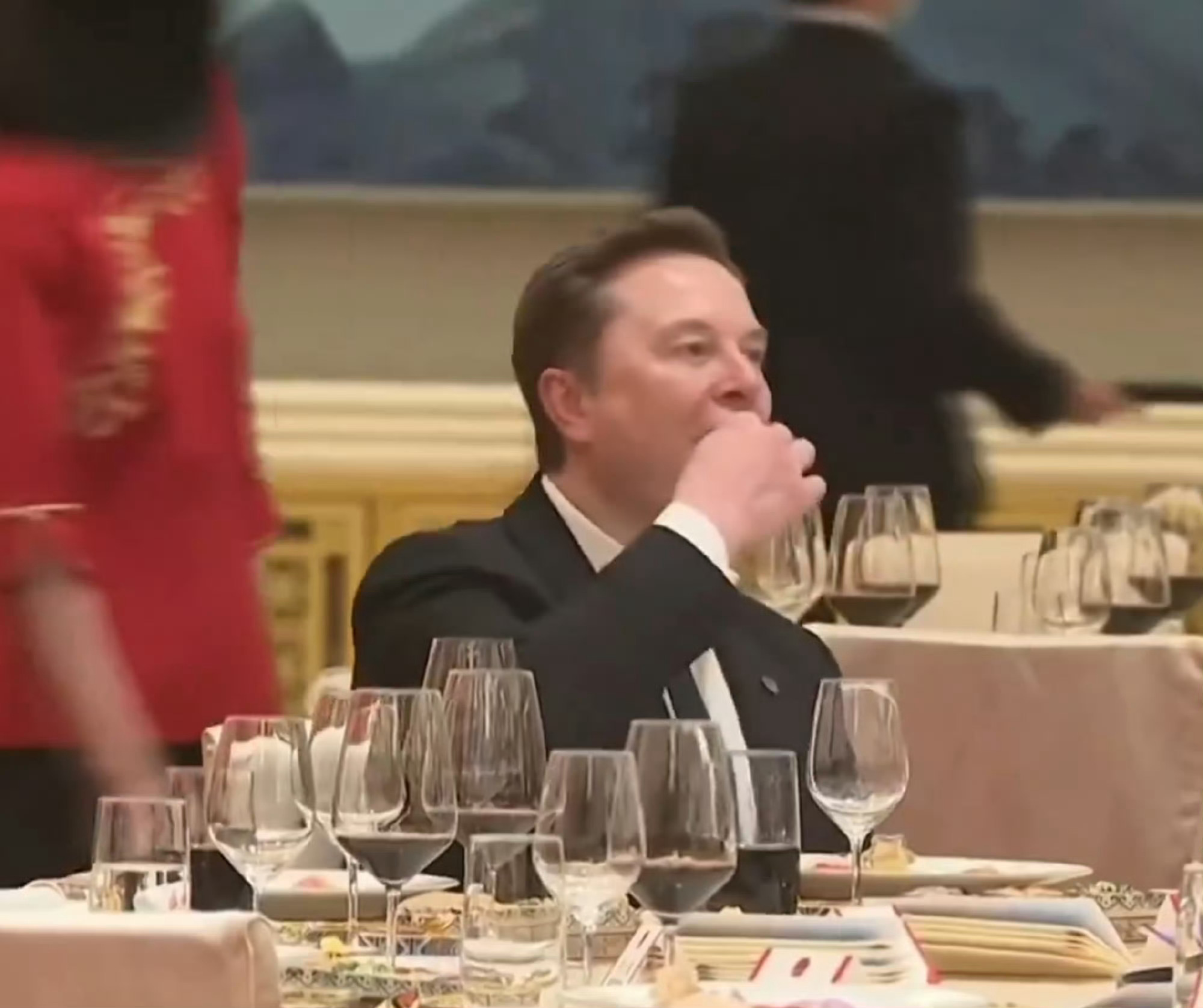 雷军、库克和马斯克合影了。马斯克还是一如既往的有趣。特朗普访华欢迎宴会