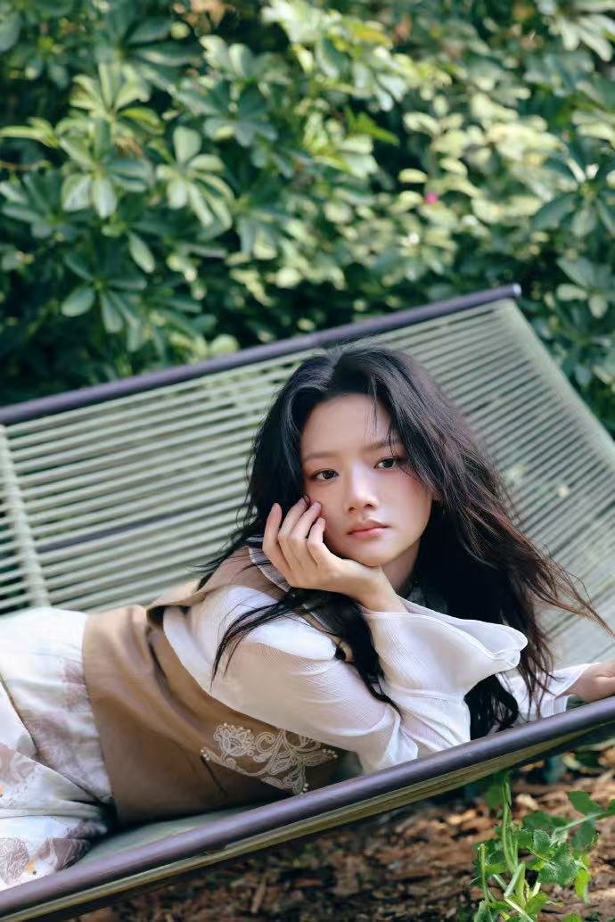 任敏探头那一下任敏扛住行车记录仪镜头 看完这段终于理解什么叫扛住镜头了，行车记录