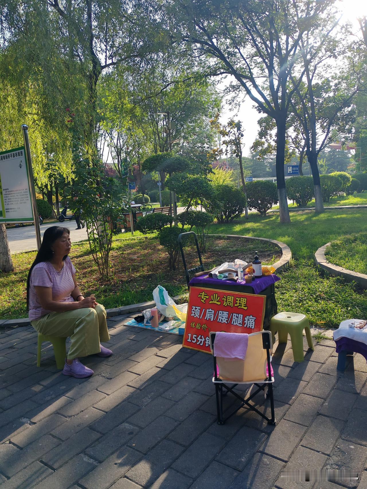 这行业起点低？
7月20日，坐标西安。这是我刚刚路过拍摄的两张图片，这个肩颈按摩