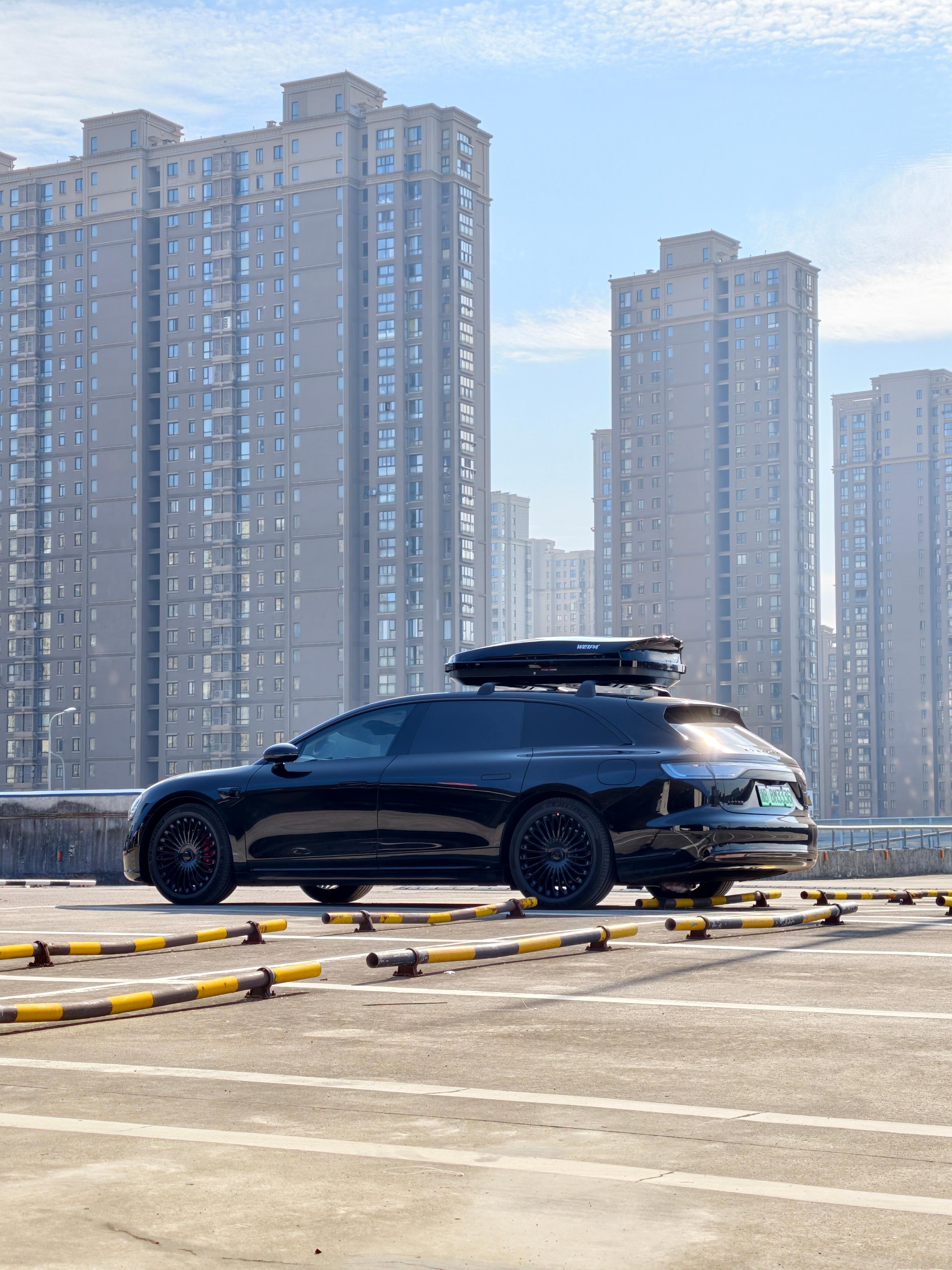 享界S9T是一辆停完车你还会反复回头看几眼的车。 宁波