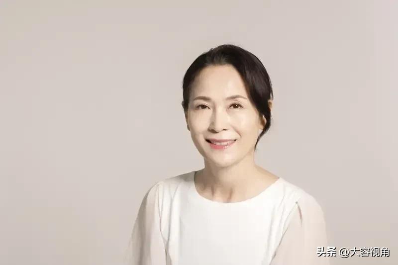 台湾人黄智贤，1965年出生于中国台湾省台南市，毕业于英国莱斯特大学，取得企业管