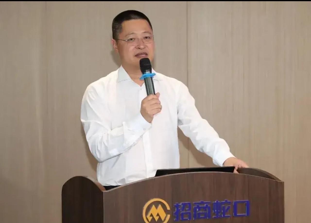 我刚和我学法律的朋友聊天，
他说赵海峰这下是摊上大事了，
赵海峰虽然目前只是被拘