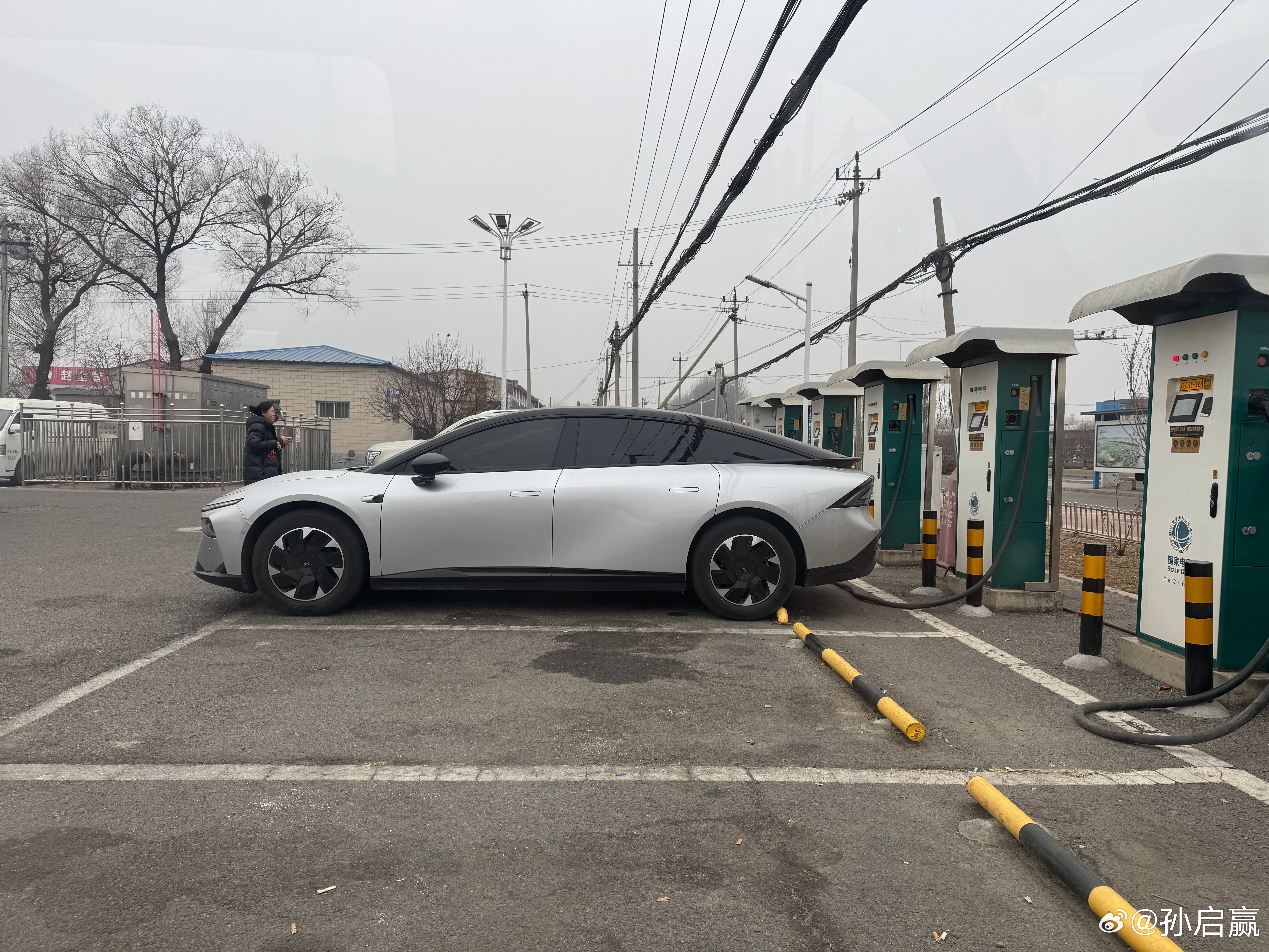 来充电偶遇一辆小鹏p7+，侧面这个线条是真的帅呀，百看不腻的星际战船造型。这里是